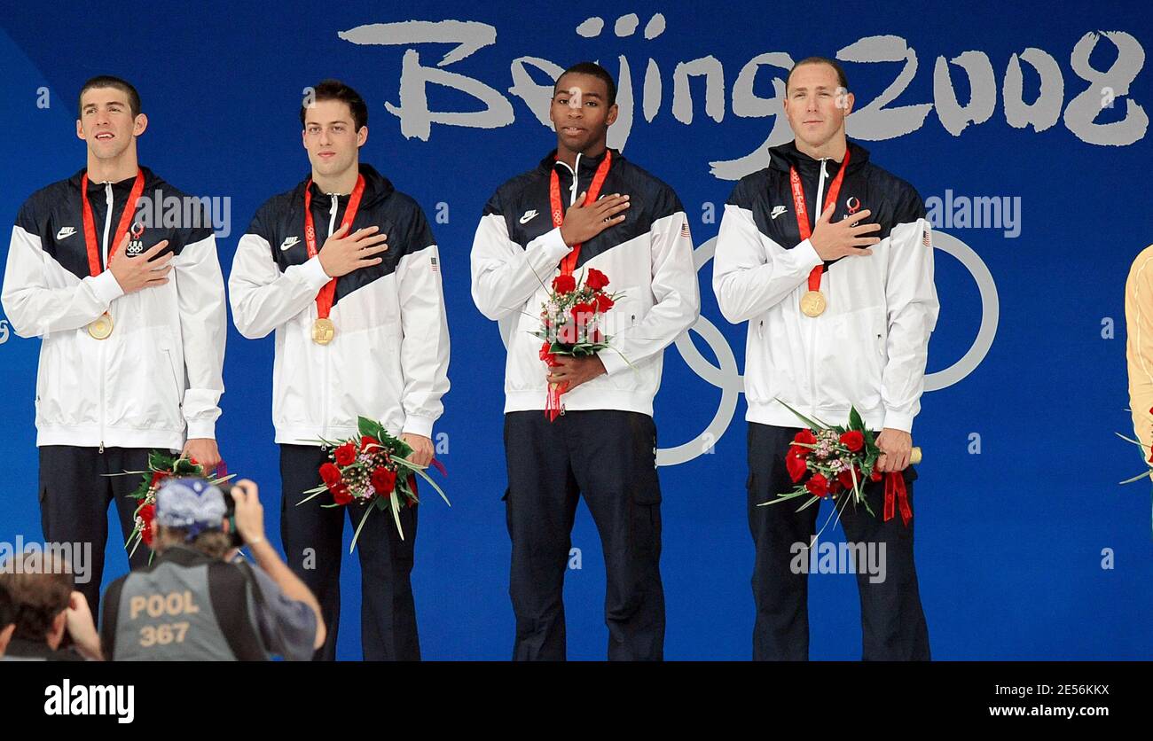 I nuotatori DEGLI STATI UNITI Michael Phelps (L), Garrett Weber-Gale (2° L) Cullen Jones (2° R) e Jason Lezak si levano sul podio dopo aver vinto l'ultimo giorno 3 delle XXIX Olimpiadi al centro acquatico nazionale olimpico di Pechino, Cina, il 11 agosto 2008. Gli Stati Uniti hanno battuto il record mondiale nella staffetta freestyle 4x100 metri da uomo, vincendo oro in 3min 08.24 per mantenere vivo il sogno di Michael Phelps di otto medaglie d'oro olimpiche. Foto di Gouhier-Hahn-Nebinger/Cameleon/ABACAPRESS.COM Foto Stock