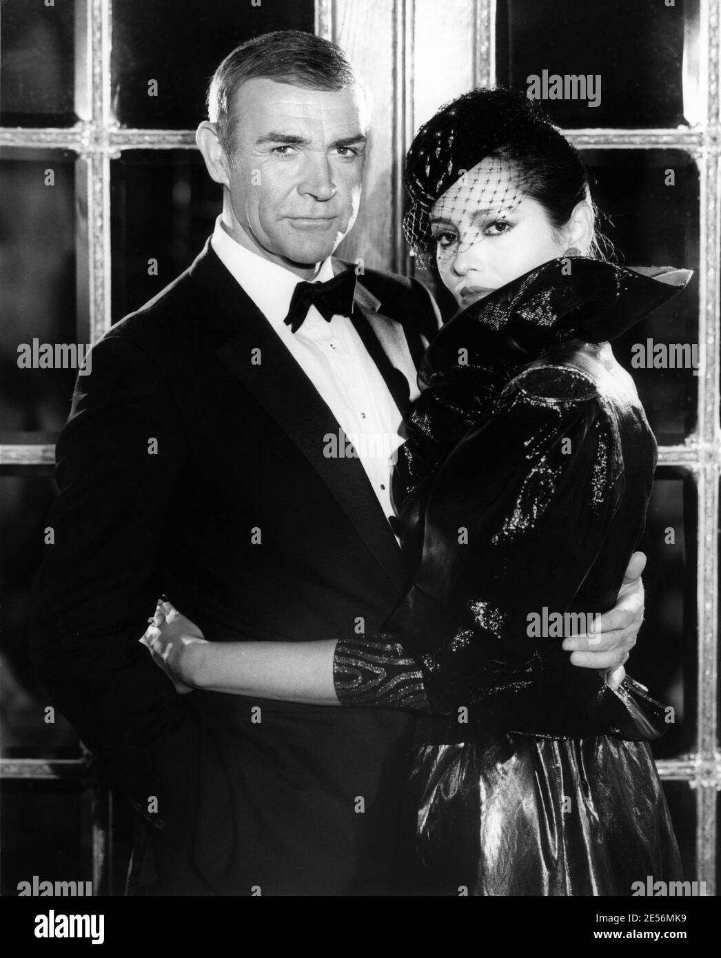 SEAN CONNERY come James Bond 007 e BARBARA CARRERA Ritratto pubblicitario in NEVER SAY NEVER NEVER AGAIN 1983 regista IRVIN KERSHNER costumi Charles Knode produttore esecutivo Kevin McClory Regno Unito / USA / Germania Ovest Talia Film II produzioni / Woodcote / Produttori Organizzazione vendite (PSO) / Warner Bros Foto Stock