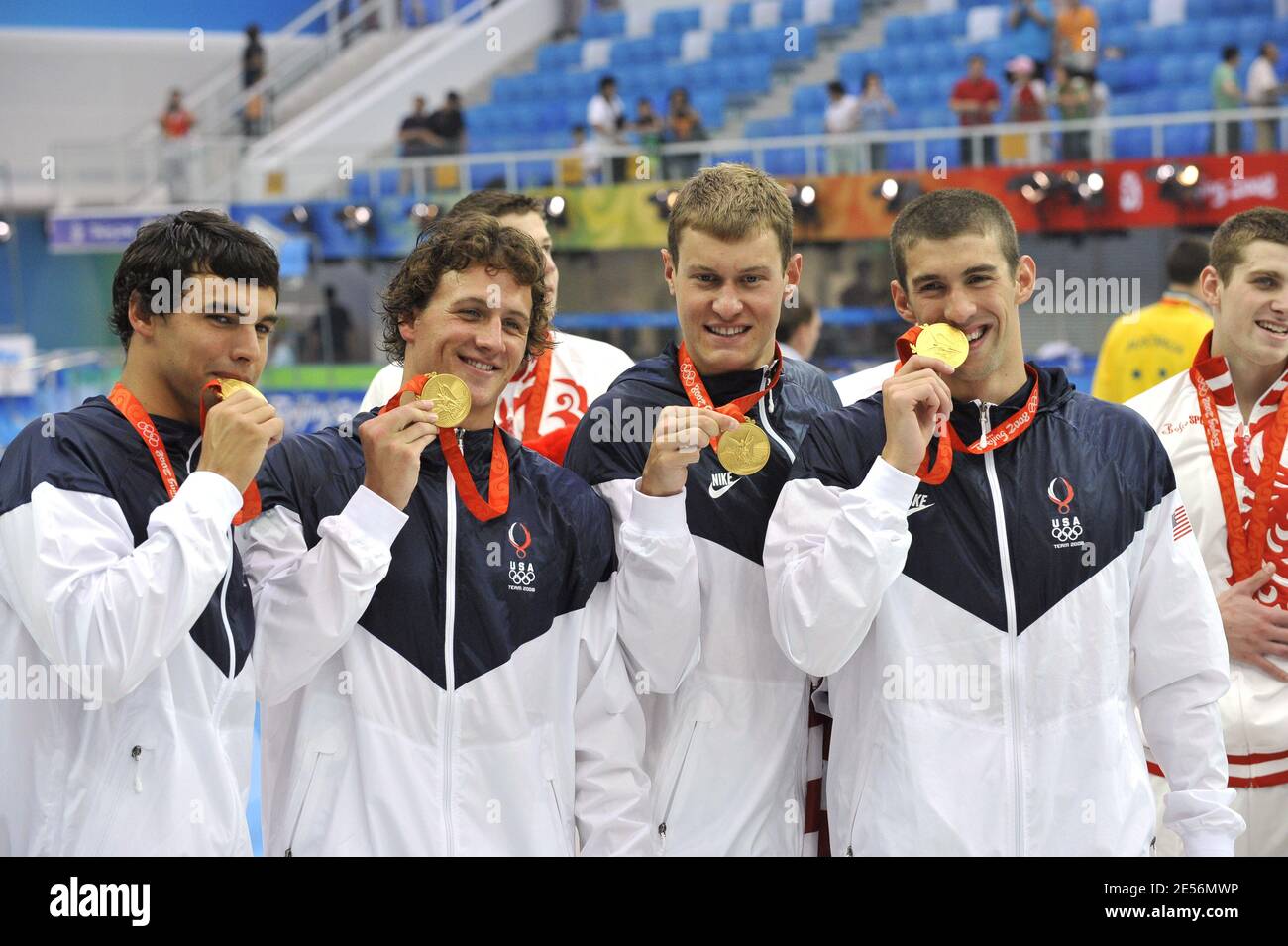 Michael Phelps, Ryan Lochte, Ricky Berens e Peter Vanderkaay degli Stati Uniti posano con la medaglia d'oro sul podio durante la cerimonia di medaglia della Freestyle Relay Final 4 x 200m per gli uomini al National Aquatics Center durante il giorno 5 dei Giochi Olimpici di Pechino 2008 il 13 agosto 2008 a Pechino, Cina. Gli Stati Uniti hanno vinto la gara in un tempo di 6:58.56, un nuovo record mondiale. Foto di Williw Parker/Cameleon/ABACAPRESS.COM Foto Stock