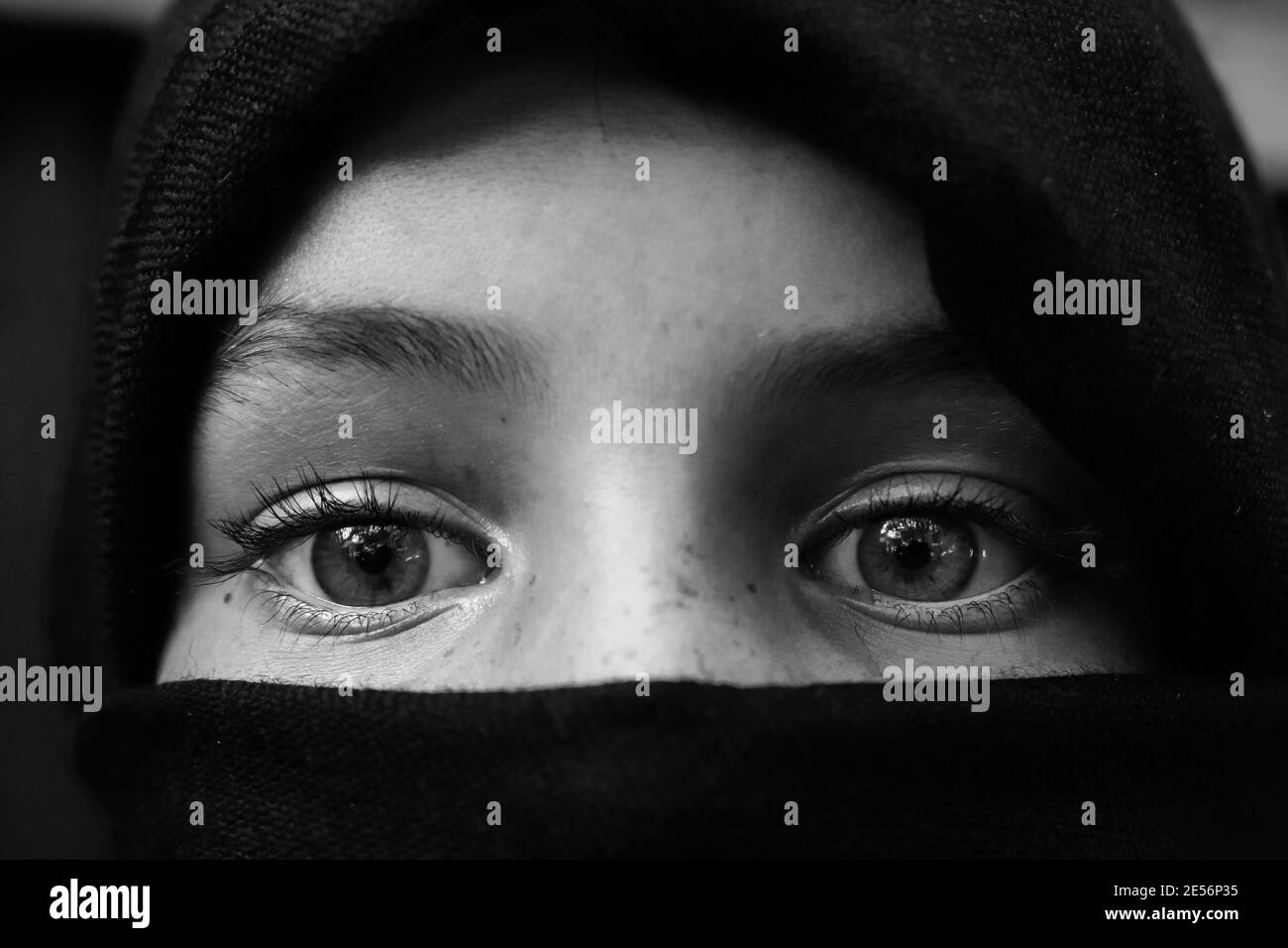 Ritratto in bianco e nero di una persona con copertura facciale Foto Stock