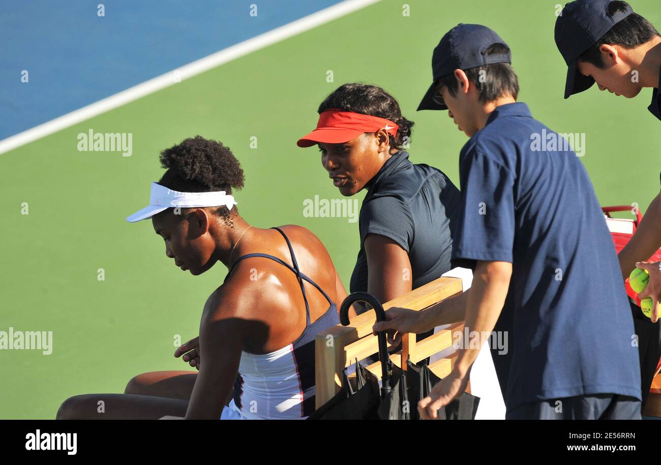 Venus Williams degli Stati Uniti e sua sorella Serena Williams sconfitti, 7-5, 6-2, Ayumi Morita del Giappone e il suo connazionale ai Sugiyama durante il doppio torneo femminile di tennis il giorno 7 dei Giochi Olimpici di Pechino 2008 al Centro Olimpico di Tennis Verde di Pechino, Cina, il 15 agosto 2008. Foto di Jean-Michel Psaia/Cameleon/ABACAPRESS.COM Foto Stock