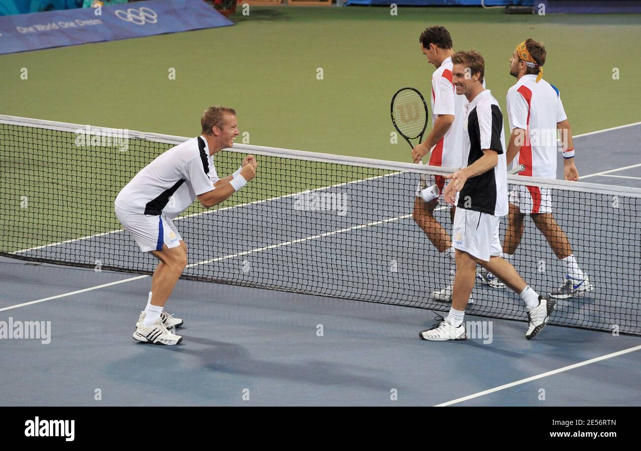 Arnaud Clement e Michael Llodra di Francia contro Johansson Thomas e Aspelin Simon dalla Svezia durante il raddoppia il secondo round di tennis al Centro di tennis Verde Olimpico il giorno 7 dei Giochi Olimpici di Pechino 2008 il 15 agosto 2008. La Svezia ha vinto 18-17 nell'ultimo set dopo 4.45 ore di gioco. Foto di JM Psaja/ABACAPRESS.COM Foto Stock