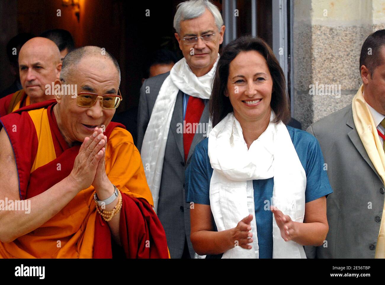 La guida spirituale tibetana esiliata, il Dalai lama (L) saluta le persone accanto al socialista francese ed ex candidato presidenziale Segolene Royal (R) durante un incontro presso l'abbazia di Villeneuve, a Les Sorinieres, vicino a Nantes, Francia occidentale, il 16 agosto 2008. La guida spirituale tibetana di 73 anni è volata a Parigi il 11 agosto per la visita di 12 giorni al culmine delle Olimpiadi di Pechino, avendo archiviato i piani per incontrare il presidente Nicolas Sarkozy per timore di arrabbiarsi con la Cina. Foto di Arnaud Jaffre/ABACAPRESS.COM Foto Stock