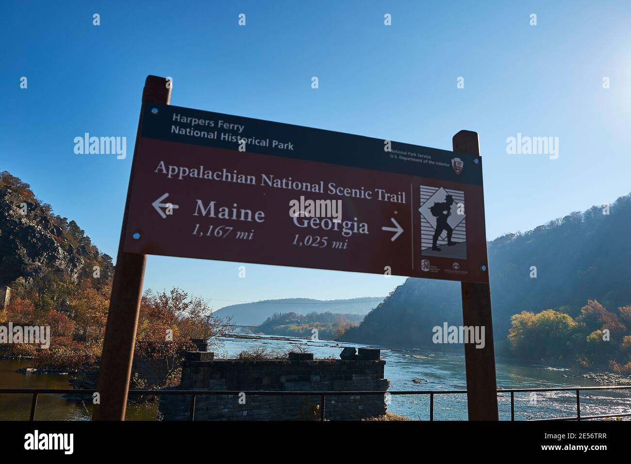 Un cartello per l'Appalachian National Scenic Trail presso i fiumi Potomac e Shenandoah. Durante l'autunno, l'autunno a Harpers Ferry, West Virginia. Foto Stock