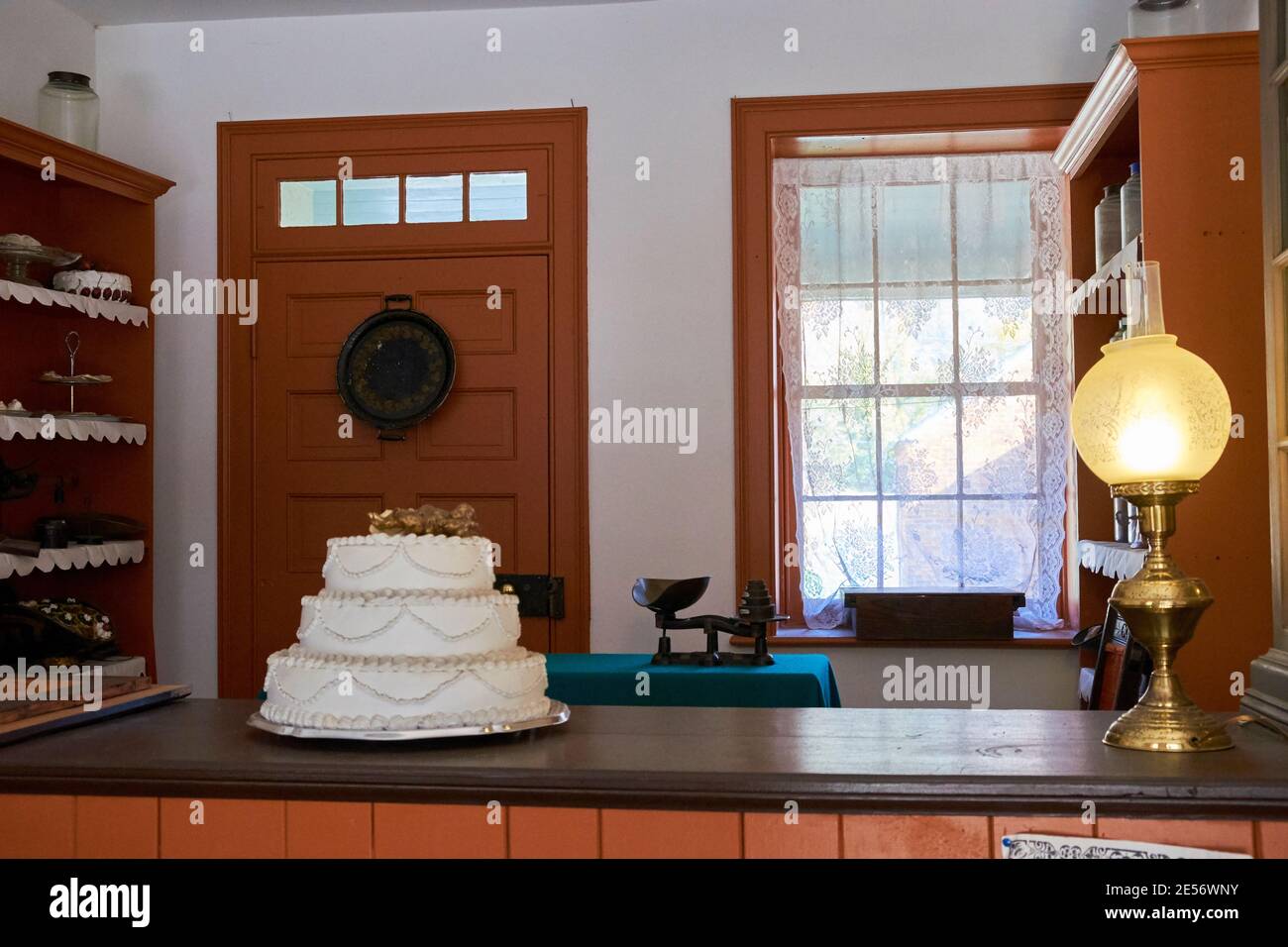 Una torta di nozze bianca a tre livelli al bancone di una tipica panetteria, negozio, azienda. A Harpers Ferry, West Virginia. Foto Stock