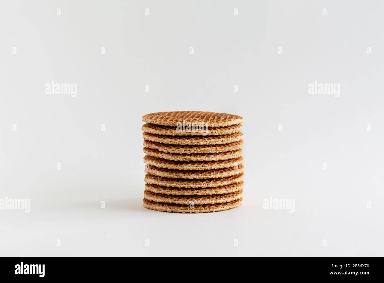 Una pila di stropwafer olandesi (sciroppo o cialde di caramello) su sfondo bianco, primo piano Foto Stock
