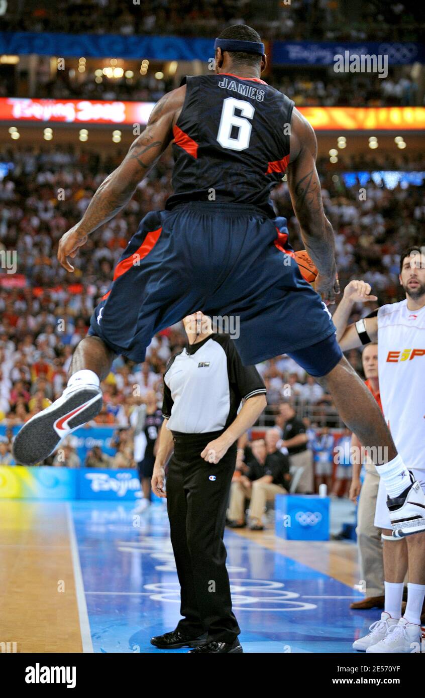 LeBron James degli Stati Uniti durante la finale di basket maschile, USA  contro Spagna alle Olimpiadi di Pechino 2008 a Pechino, in Cina, il 24  agosto 2008. Gli Stati Uniti hanno vinto