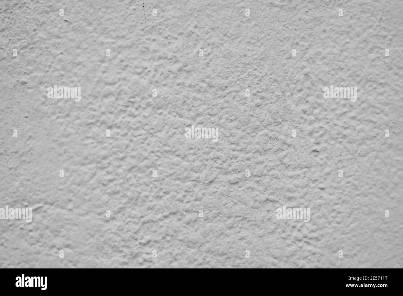 Parete intonacata chiara con difetti di tessitura primo piano Foto Stock