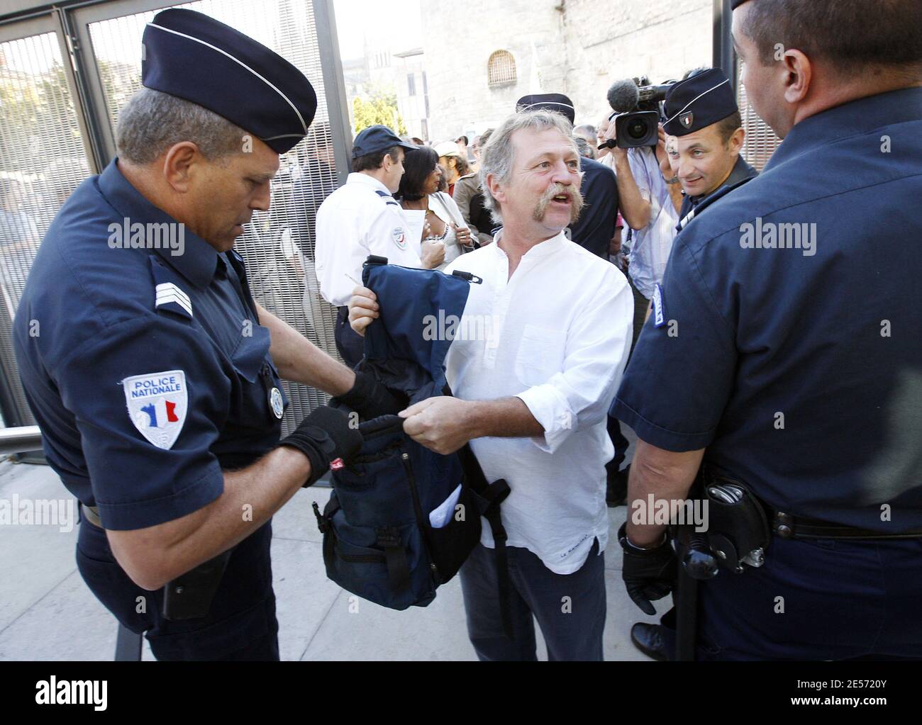 L'attivista francese per la lotta alla globalizzazione Jose Bove arriva alla corte di Bordeaux, in Francia, il 27 agosto 2008 per un processo insieme ad altri 11 per presunta protesta contro le colture geneticamente modificate nel 2006. Foto di Patrick Bernard/ABACAPRESS.COM Foto Stock