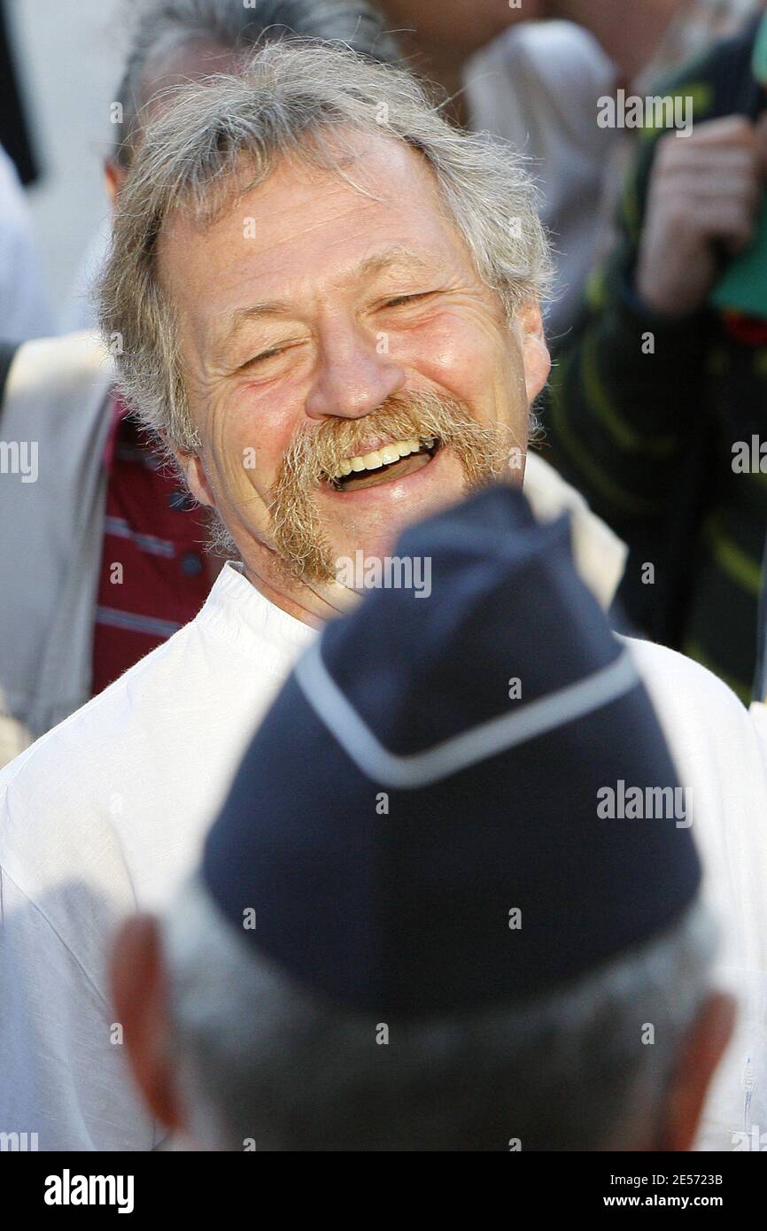 L'attivista francese per la lotta alla globalizzazione Jose Bove arriva alla corte di Bordeaux, in Francia, il 27 agosto 2008 per un processo insieme ad altri 11 per presunta protesta contro le colture geneticamente modificate nel 2006. Foto di Patrick Bernard/ABACAPRESS.COM Foto Stock