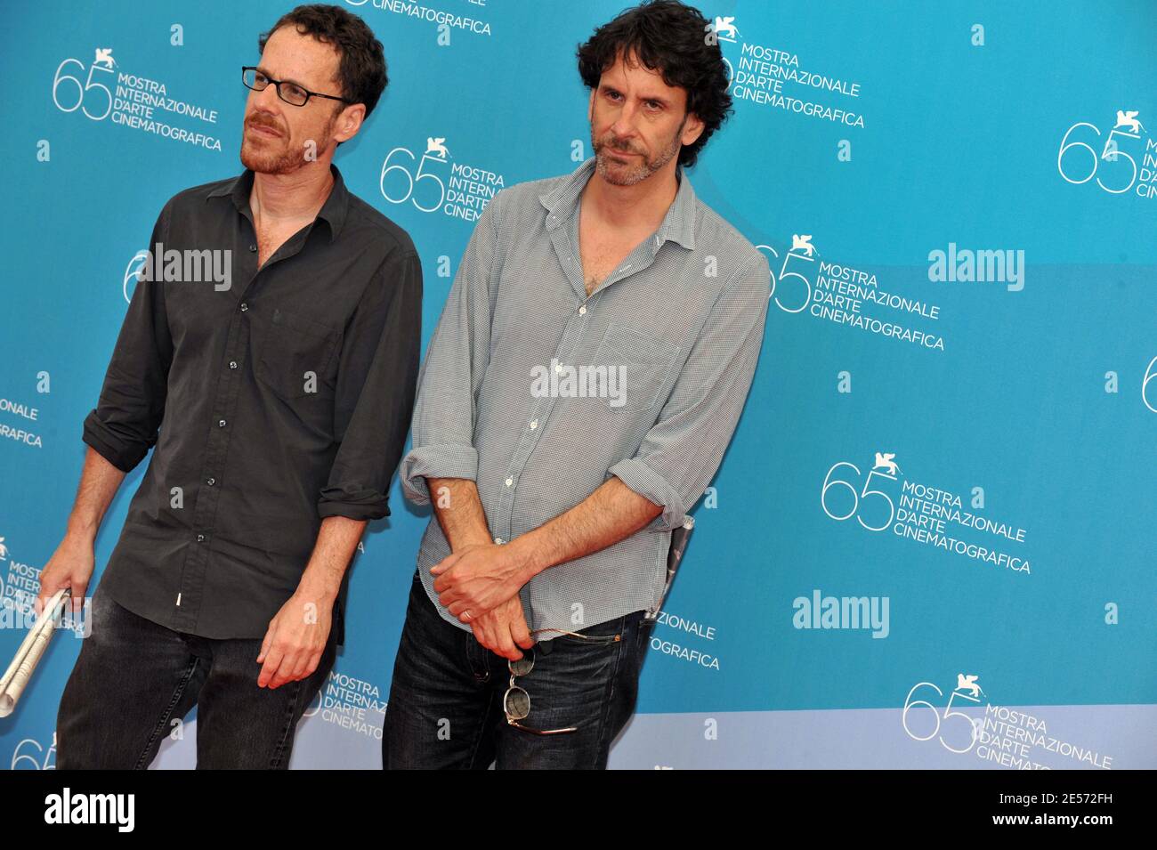 I registi Ethan e Joel Coen partecipano alla fotocellula 'Burn After Reading' durante il sessantacinquesimo Festival del Cinema di Venezia che si tiene a Piazzale del Casino di Venezia il 27 agosto 2008. Foto di Thierry Orban/ABACAPRESS.COM Foto Stock