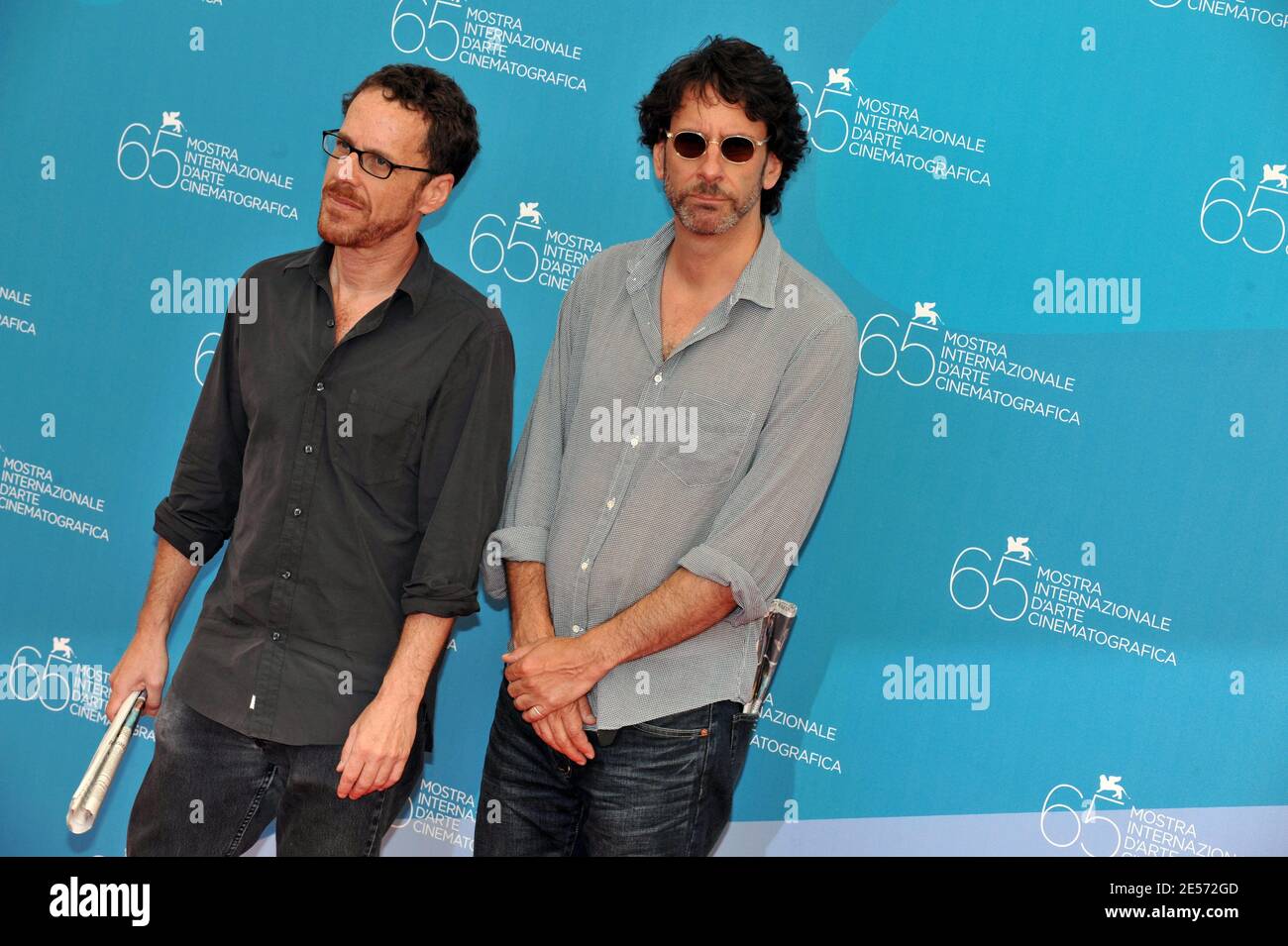 I registi Ethan e Joel Coen partecipano alla fotocellula 'Burn After Reading' durante il sessantacinquesimo Festival del Cinema di Venezia che si tiene a Piazzale del Casino di Venezia il 27 agosto 2008. Foto di Thierry Orban/ABACAPRESS.COM Foto Stock