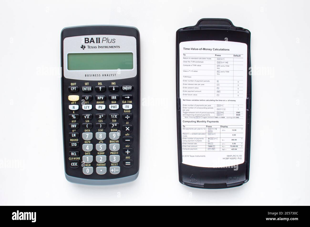 Calgary, Alberta. Canada. Gennaio 25, 2021.Texas Instruments BA II Plus calcolatore finanziario, con una tabella dei calcoli di valore di tempo di denaro Foto Stock