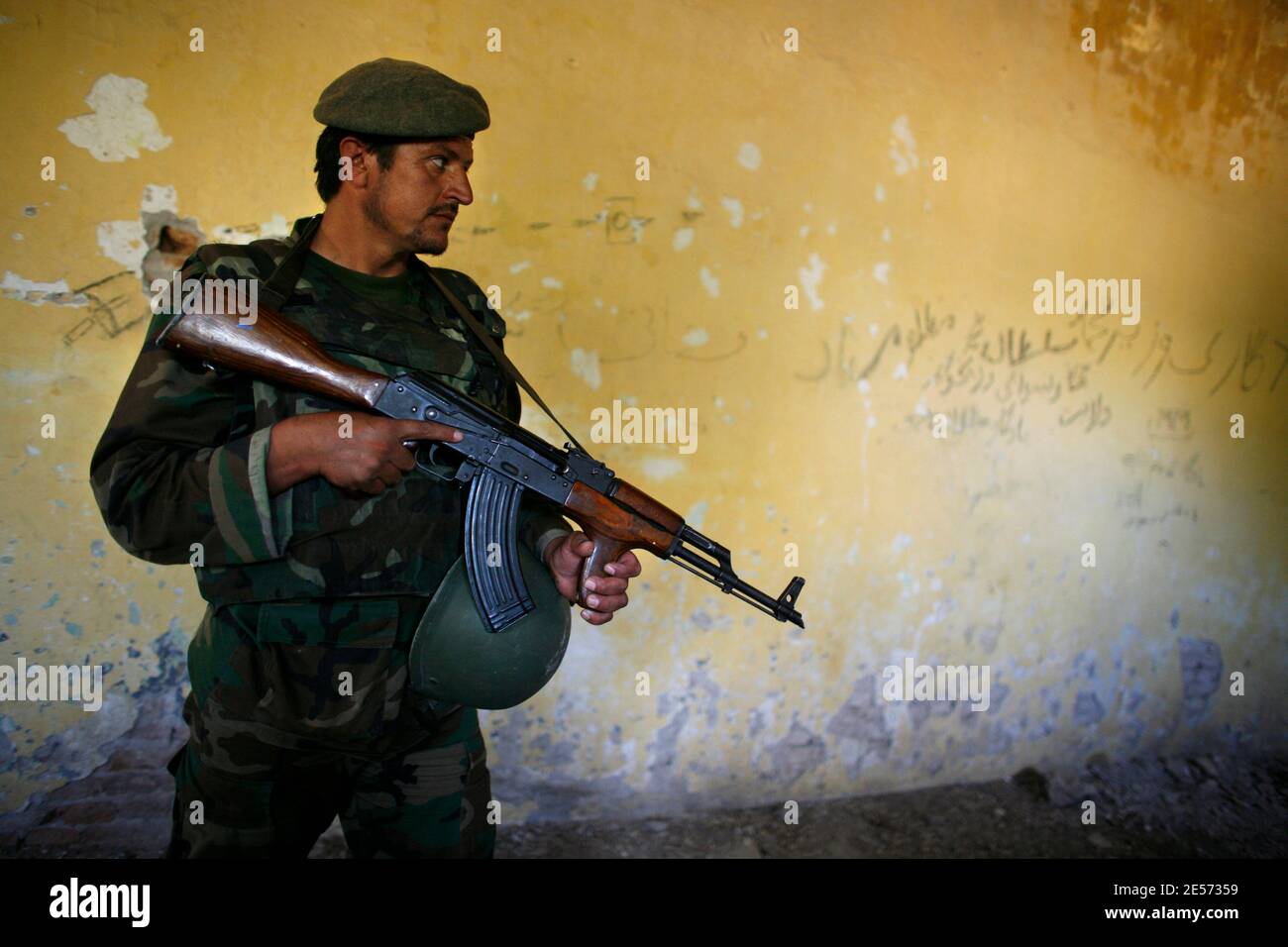 Soldato dell'Esercito Nazionale Afgano pattugliamenti nel settore di Kabul, Afghanistan, il 27 agosto 2008. Ogni giorno, i Patrol delle truppe francesi vanno a securise nel paese di Kabul, dove ci sono sempre più attacchi e IED (improvvisato dispositivo esplosivo) di taliban contro le forze armate di ISAF (forza internazionale di assistenza alla sicurezza). Foto di Corentin Fohlen/ABACAPRESS.COM sottotitoli solo per diffusione internazionale Foto Stock