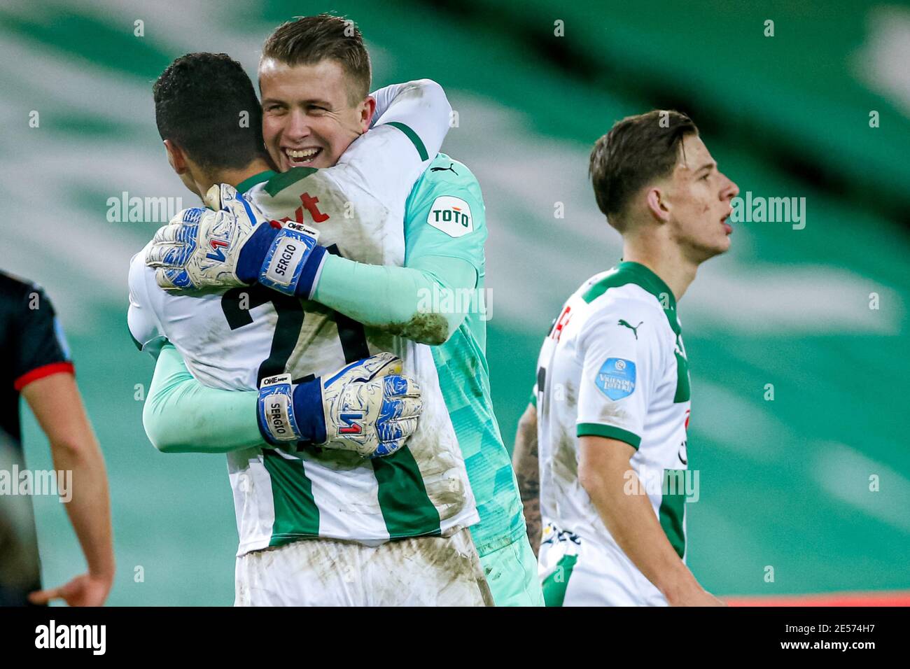 GRONINGEN, PAESI BASSI - GENNAIO 26: Alessio da Cruz del FC Groningen festeggia un obiettivo (3:0) con la squadra, abbracciando Sergio Padt del FC Groningen durante la partita olandese Eredivisie tra FC Groningen e ADO Den Haag allo stadio Hitachi Capital Mobility il 26 gennaio 2021 a Groningen, Paesi Bassi (Foto di Henk Jan Dijks/Orange Pictures/Alamy Live News) Foto Stock