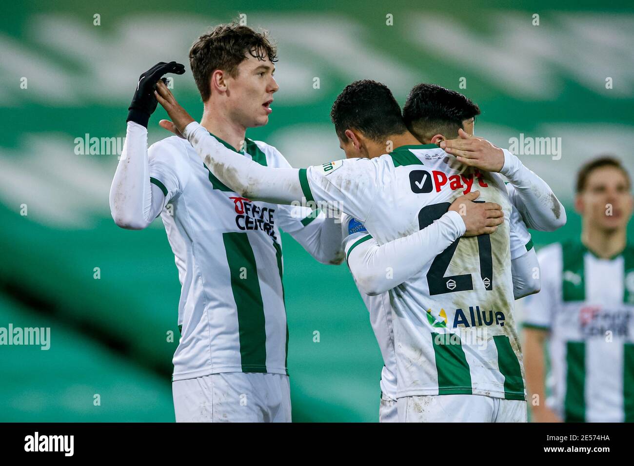 GRONINGEN, PAESI BASSI - GENNAIO 26: Alessio da Cruz del FC Groningen festeggiando un obiettivo (3:0) con il team Jorgen Larsen del FC Groningen durante la partita olandese Eredivisie tra FC Groningen e ADO Den Haag allo stadio Hitachi Capital Mobility il 26 gennaio 2021 a Groningen, Paesi Bassi (Foto di Henk Jan Dijks/Orange Pictures/Alamy Live News) Foto Stock