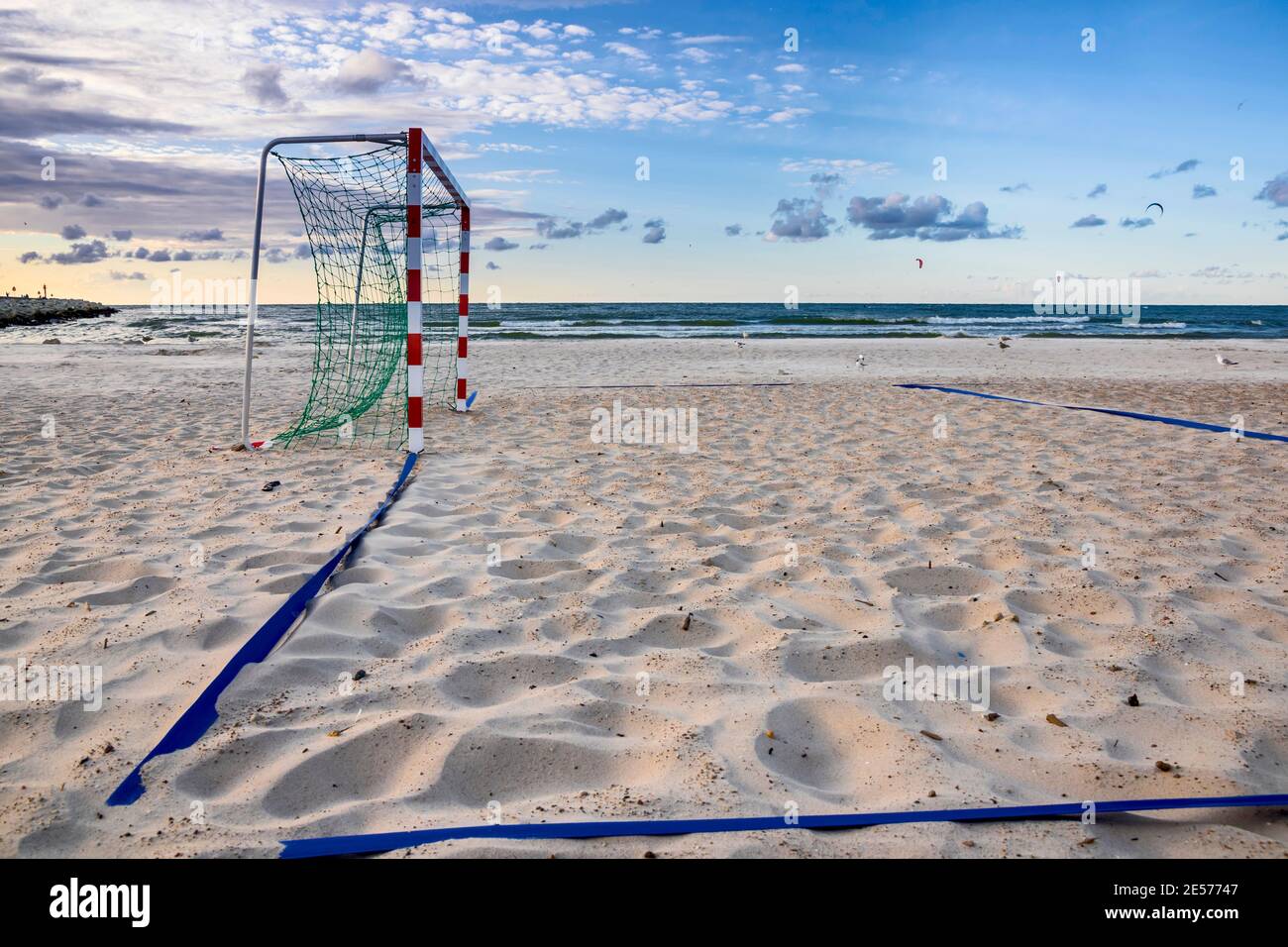 Rilassatevi sulla spiaggia. Ora legale. Campo da gioco sulla spiaggia. Ustka sul Mar Baltico. Polonia Foto Stock