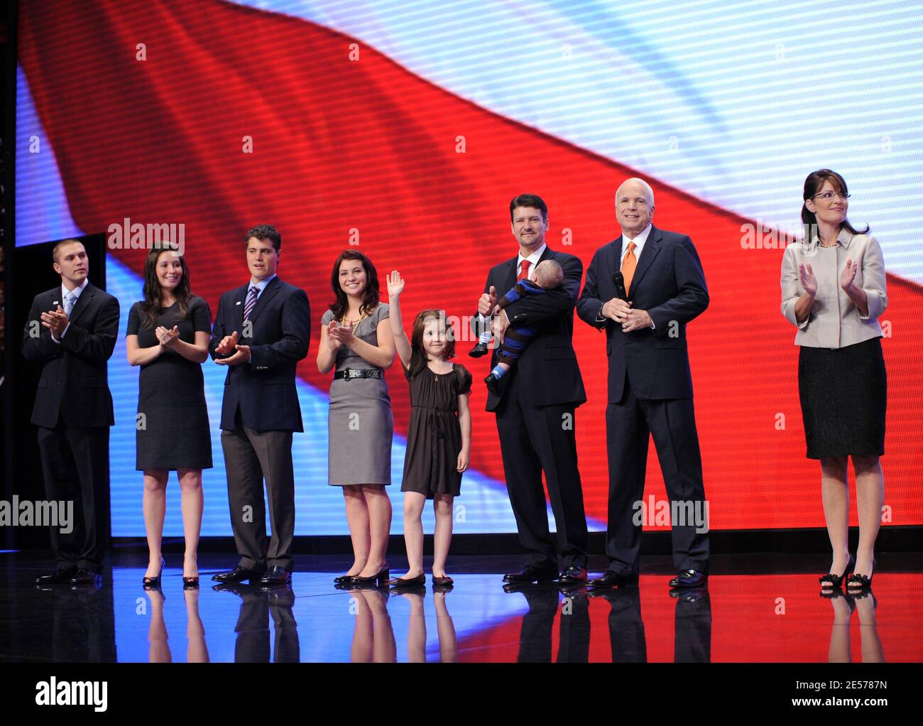 Membri della famiglia del vice candidato presidenziale Sarah Palin (l-r), Track, Bristol, genero di Levi Johnston, Willow, Piper, marito Todd e Tig infantile, Il candidato presidenziale repubblicano John McCain e il vice candidato presidenziale Sarah Palin si levano sul palco dopo il suo discorso alla Convention nazionale repubblicana all'Xcel Energy Center di St. Paul, Minnesota, mercoledì 3 settembre 2008. Foto di Olivier Douliery/ABACAUSA.COM (nella foto: Levi Johnston, John McCain, Bristol Palin, Piper Palin, Sarah Palin, Todd Palin, Track Palin, Tig Palin) Foto Stock