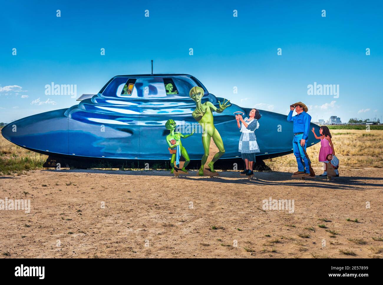 Benvenuti al cartello autostradale Roswell ai confini della città di Roswell, New Mexico, USA. Foto Stock