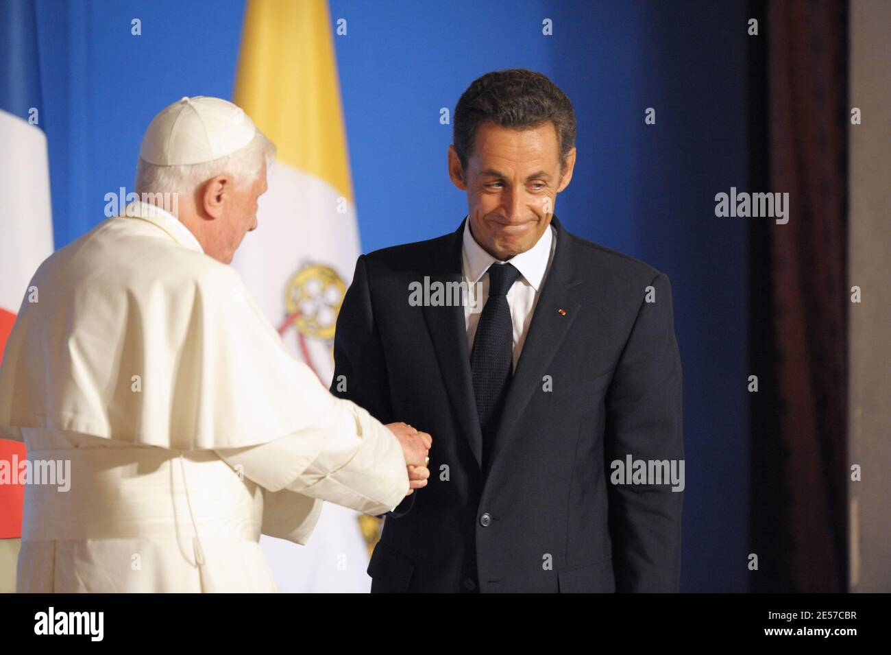 Nicolas Sarkozy dà il benvenuto a Papa Benoit XVI al Palazzo Elysee, come parte della sua visita di quattro giorni in Francia. Parigi, Francia, il 12 settembre 2008. Foto di Abd Rabbo-Mousse-Orban-Taamallah/ABACAPRESS.COM Foto Stock