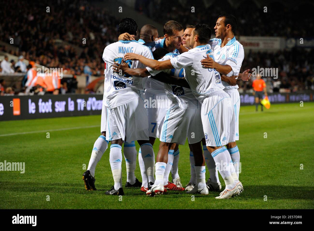 Il Bakari Kone di Marsiglia celebra il suo obiettivo con i suoi compagni di squadra durante la prima lega di calcio francese, l'FC Girondins Bordeaux vs Olympique Marseille allo stadio Chaban-Delmas di Bordeaux, Francia, il 13 settembre 2008. La partita si è conclusa con un sorteggio di 1-1. Foto di Willis Parker/Cameleon/ABACAPRESS.COM Foto Stock