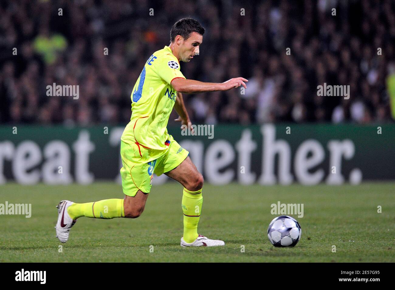 Anthony Reveillere di Lione durante la partita di calcio della UEFA Champions League, Olympique Lyonnais vs AFC Fiorentina allo stadio Gerland di Lione, Francia, il 17 settembre 2008. (2-2). Foto di Stephane Reix/ABACAPRESS.COM Foto Stock