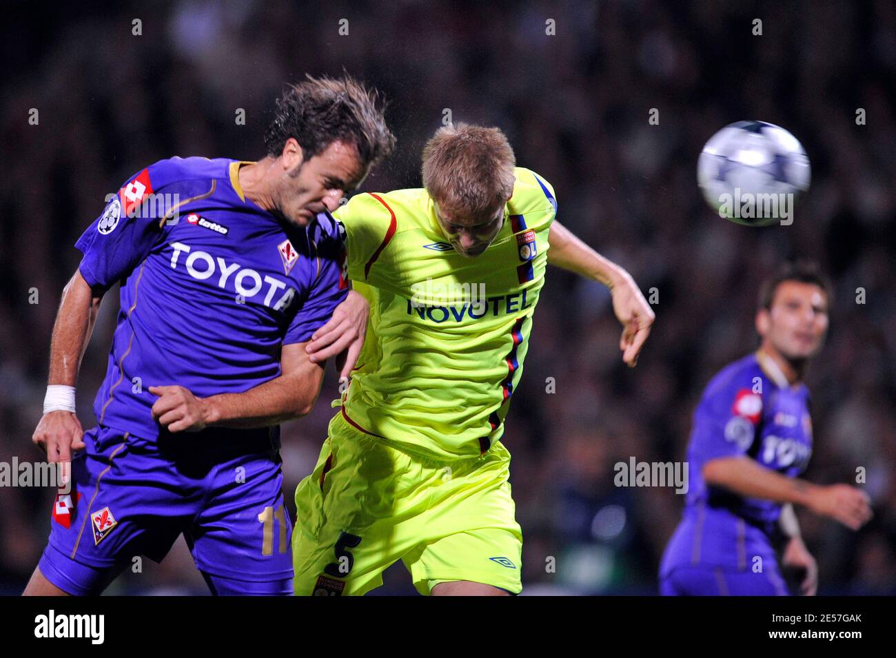 Primo goal di Lione Mathieu Bodmer e Fiorentina Alberto Gilardino durante la partita di calcio UEFA Champions League, Olympique Lyonnais vs AFC Fiorentina allo stadio Gerland di Lione, Francia, il 17 settembre 2008. (2-2). Foto di Stephane Reix/ABACAPRESS.COM Foto Stock