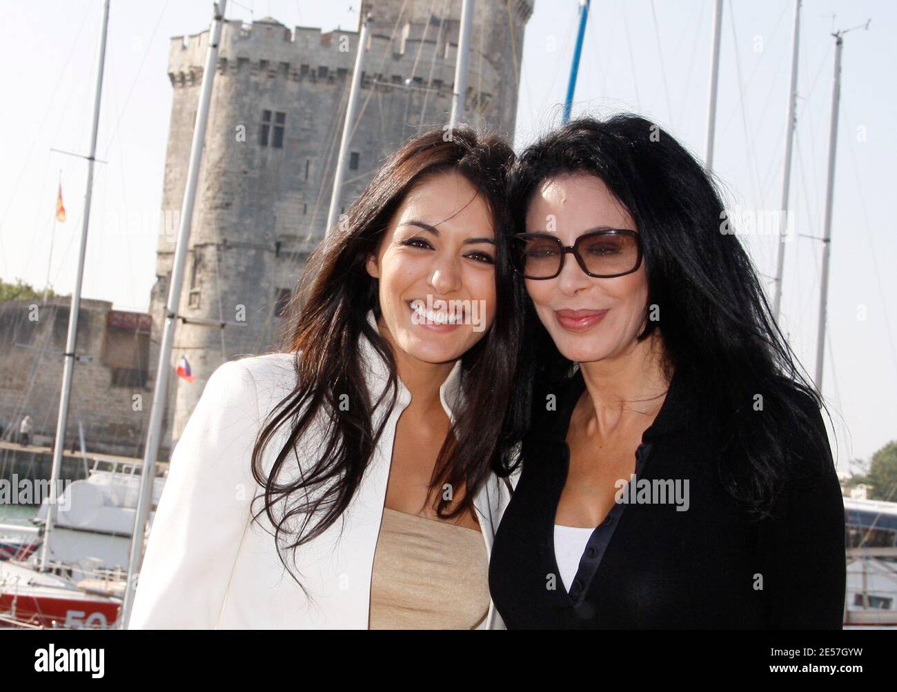 L'attrice francese Sofia Essaidi e la scrittrice Yamina Benguigui si pongono durante il 10° Festival della finzione televisiva di la Rochelle, in Francia, il 19 settembre 2008. Foto di Patrick Bernard/ABACAPRESS.COM Foto Stock