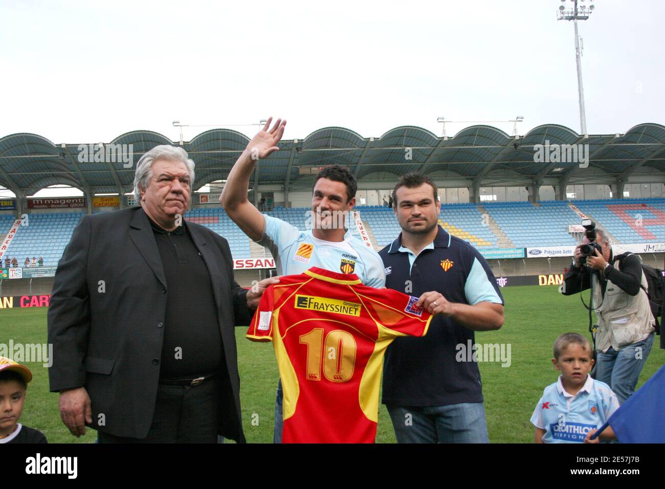 L'ex All Black flyhalf Daniel carter (C) della Nuova Zelanda viene offerta la sua nuova maglia dal capitano del club di rugby di Perpignan Nicolas Mas e dal presidente Paul Goze durante la sua presentazione allo stadio Yves du Manoir al suo nuovo club Perpignan, nella Francia sud-occidentale, il 22 settembre 2008. Il carter, di 26 anni, è entrato a far parte del club francese che è secondo nel campionato Top 14. Foto di Michel Clementz/Cameleon/ABACAPRESS.COM Foto Stock