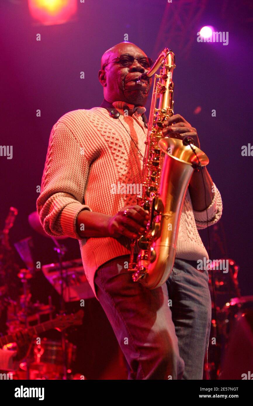 Manu Dibango si esibisce durante il Festival Marsatac, a Marsiglia, in Francia, il 25 settembre 2008. Foto di Audrey Morant/ABACAPRESS.COM Foto Stock