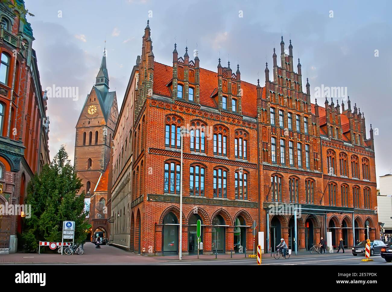 La facciata dell'edificio in stile gotico Brick Old Town Hall, con vista sulla torre dell'orologio Marktkirche (Chiesa del mercato) sullo sfondo, Hanover, tedesco Foto Stock