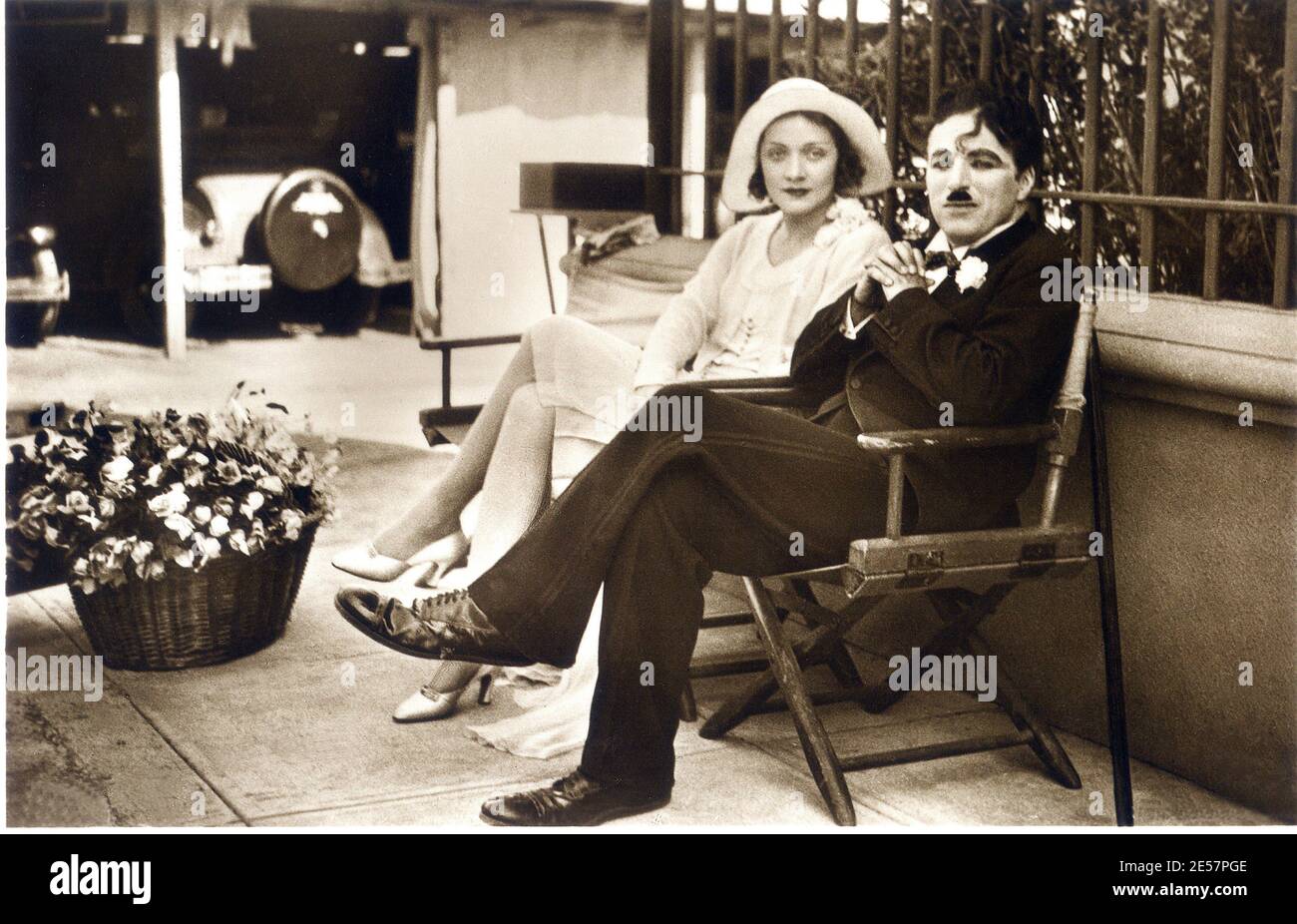 1930 , Hollywood , Stati Uniti: L'attrice cinematografica tedesca MARLENE DIETRICH ( 1901 - 1992 ) appena arrivata negli Stati Uniti dalla Germania incontra il celebre attore e regista inglese CHARLES CHAPLIN ( 1889 - 1977 ) durante la realizzazione di luci della CITTÀ cinematografica ( luci della Città - 1931 ). Queste due leggende del film non sono mai suonate insieme nello stesso film . - CINEMA - FILM - candido - ritratto - ritratto - cappello - cappello - vestito bianco - abito bianco - abito bianco - registrazione cinematografica - amore - attrice - rosa - fiore - fiori - fiore all'occhiello - fiori - mazzo di rosa - comico - gamba - gambe - papillon - cravatta - Foto Stock