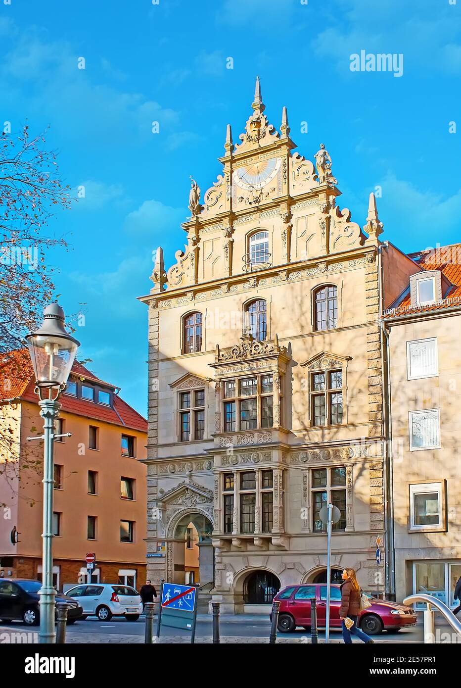 Il pittoresco palazzo storico con tetto a gradinata, solarium e intagli ornamentali, una via del Martinkirche, Braunschweig, Germania Foto Stock