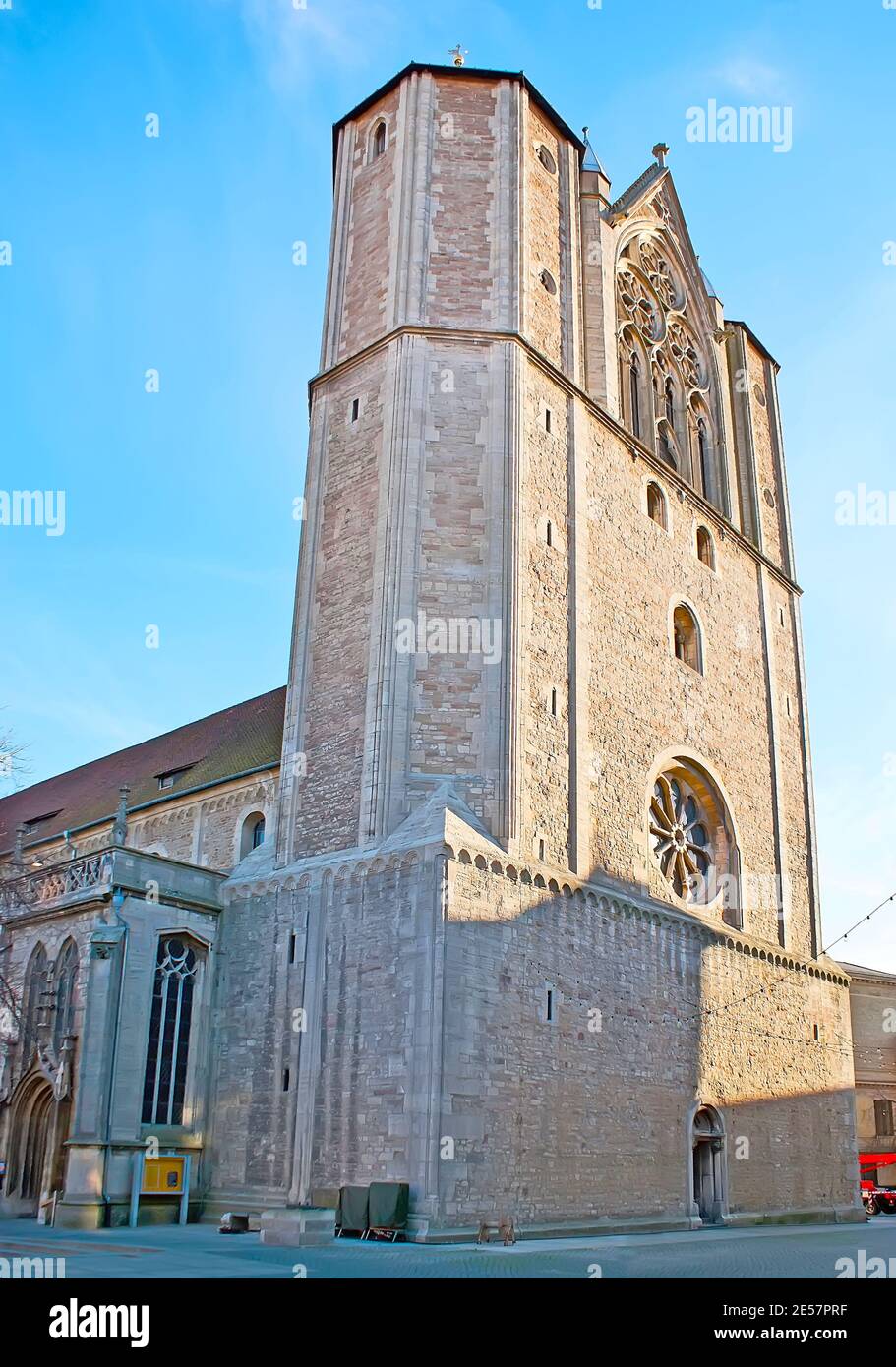 La monumentale facciata gotica della Cattedrale di Brunswick (Dom St Blasii et Johannis) con enormi mura e campanili, Domplatz, Braunschweig, Germania Foto Stock