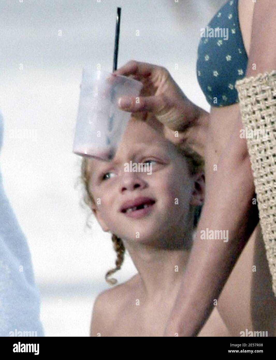 Boris Becker ha insistito su un test del DNA per dimostrare che la piccola Anna era sua figlia quando è stata sopportata in marzo 2000, ma come queste foto dimostrano, ci possono essere pochi dubbi circa la paternità della bionda simile all'aspetto la cui madre è modello russo-africano Angela Ermakova. Anna andò in spiaggia con la mamma a Miami Fl. Dopo aver trascorso il capodanno con il suo papà tennista. 01/01/07 [[rac]] Foto Stock
