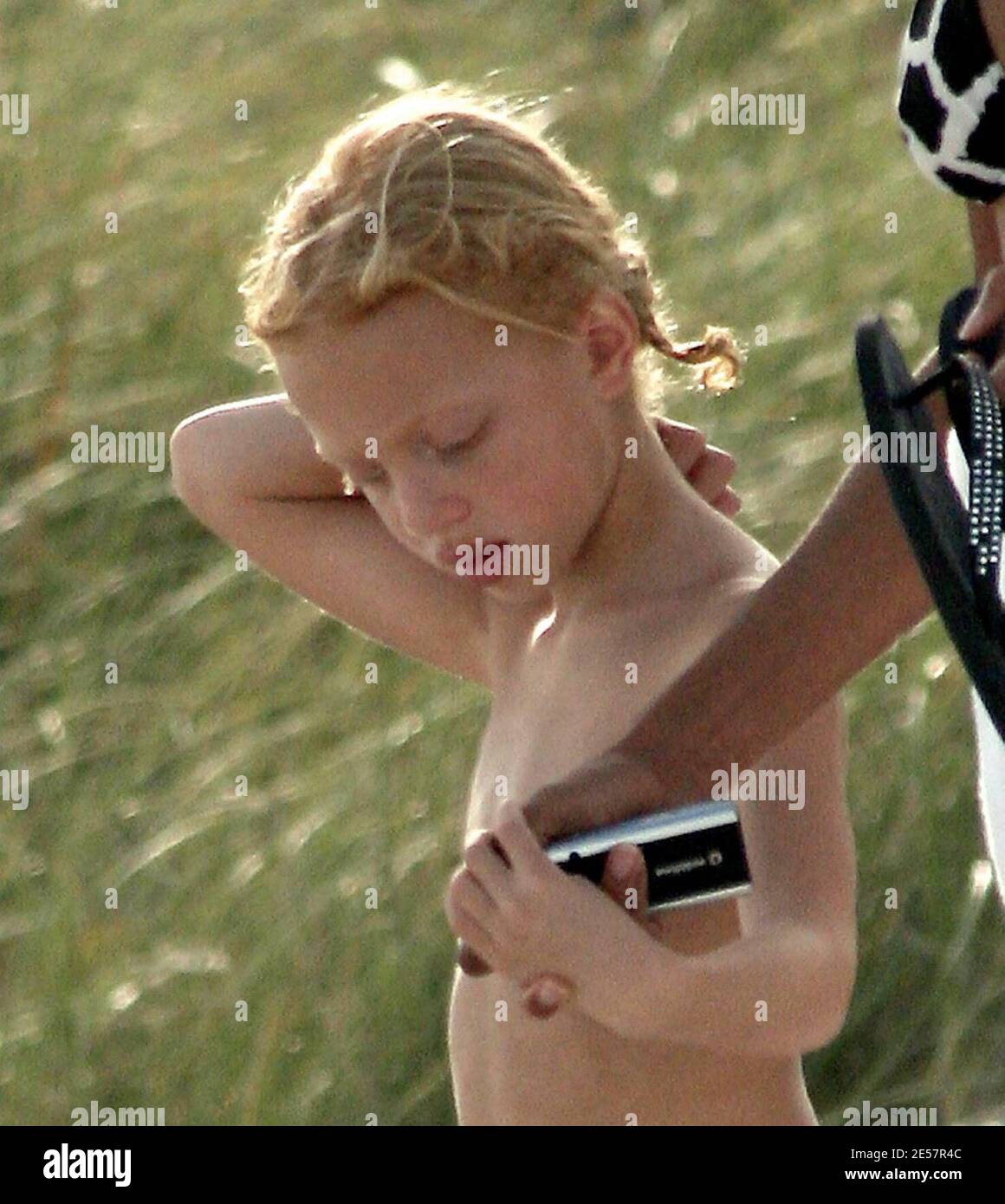 Boris Becker ha insistito su un test del DNA per dimostrare che la piccola Anna era sua figlia quando è stata sopportata in marzo 2000, ma come queste foto dimostrano, ci possono essere pochi dubbi circa la paternità della bionda simile all'aspetto la cui madre è modello russo-africano Angela Ermakova. Anna andò in spiaggia con la mamma a Miami Fl. Dopo aver trascorso il capodanno con il suo papà tennista. 01/01/07 [[rac]] Foto Stock