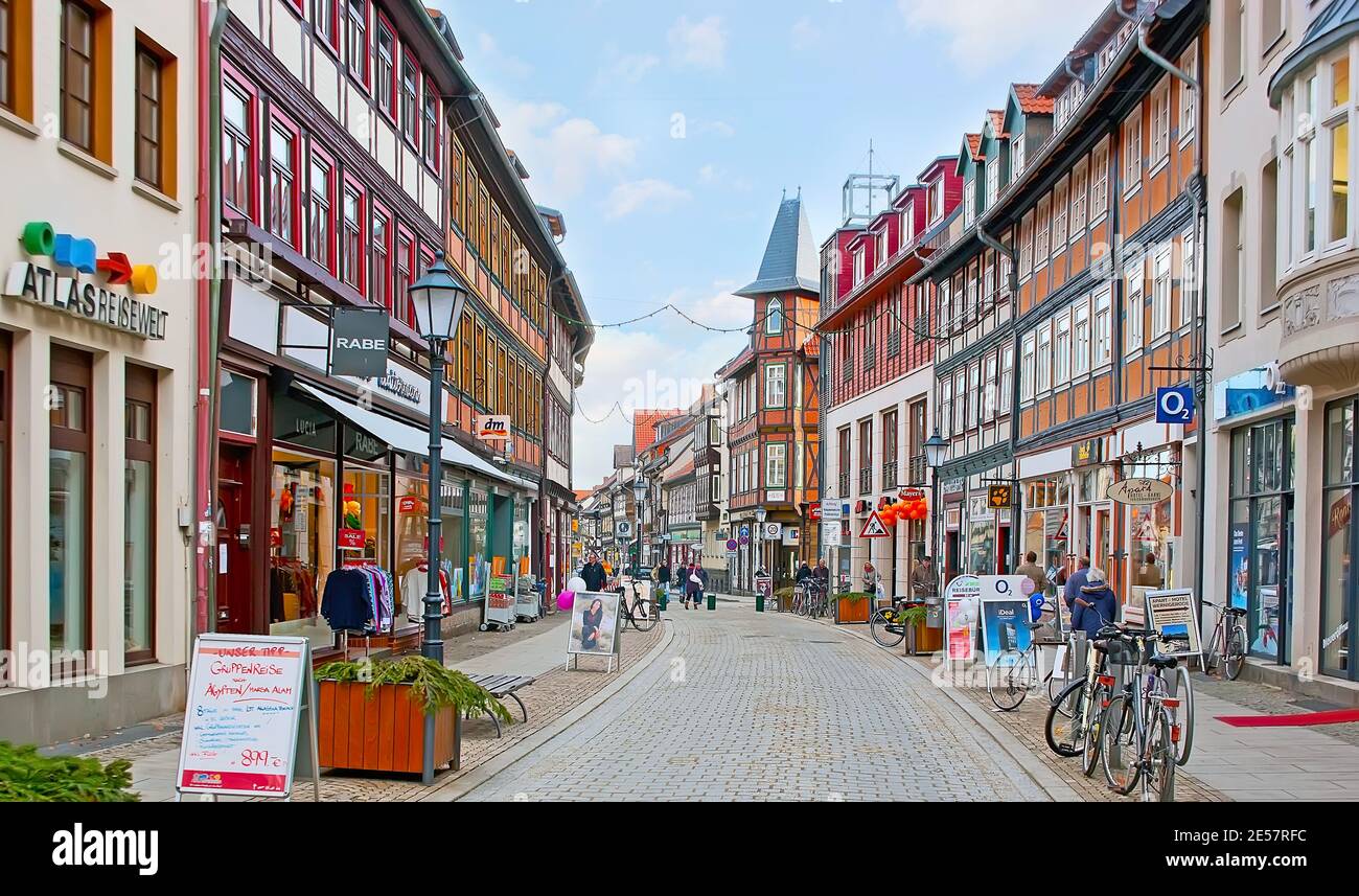 WERNIGERODE, GERMANIA - 23 NOVEMBRE 2012: La Breite Strasse (strada) è fiancheggiata da tradizionali case a graticcio, il 23 novembre a Wernigerode Foto Stock