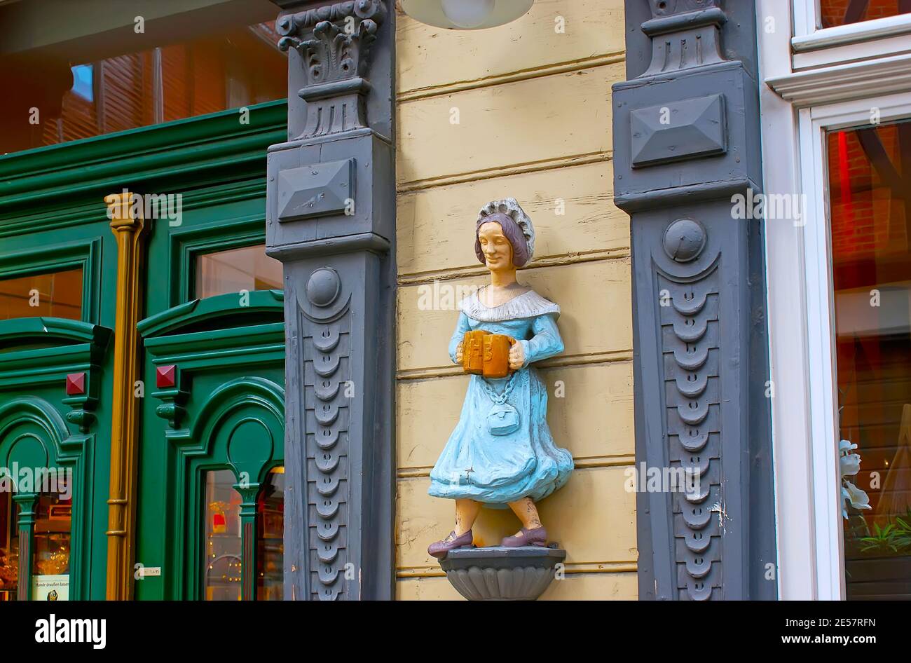 WERNIGERODE, GERMANIA - 23 NOVEMBRE 2012: La scultura in legno d'epoca della cameriera della birra sul muro del ristorante, situato a Breite Strasse, a Novem Foto Stock