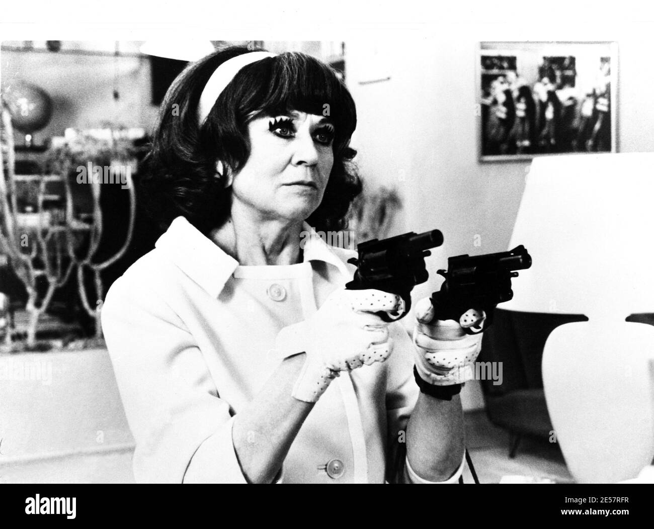 1988 , SPAGNA : l'attrice cinematografica spagnola JULIETA SERRANO (nata il 21 gennaio 1933 Barcellona , Spagna ) a MUJERES al BORDE DE un ATAQUE DE NERVIOS ( Donne sull'orlo d'una crisi di nervi - Donne sulla vierge di un nervous breakdown ) Di PEDRO ALMODOVAR - FILM - CINEMA - pistola - pistola - revolver - revolver - pistola - pistole - guanti - guanto - guanto - guanto --- Archivio GBB Foto Stock