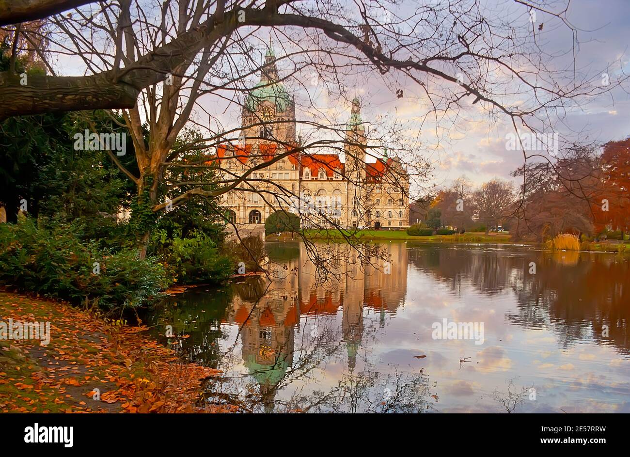 La superficie speculare del lago Maschteich riflette la natura auautmn di Maschpark e l'edificio panoramico del nuovo Municipio (Neues Rathaus), Hannover, Foto Stock