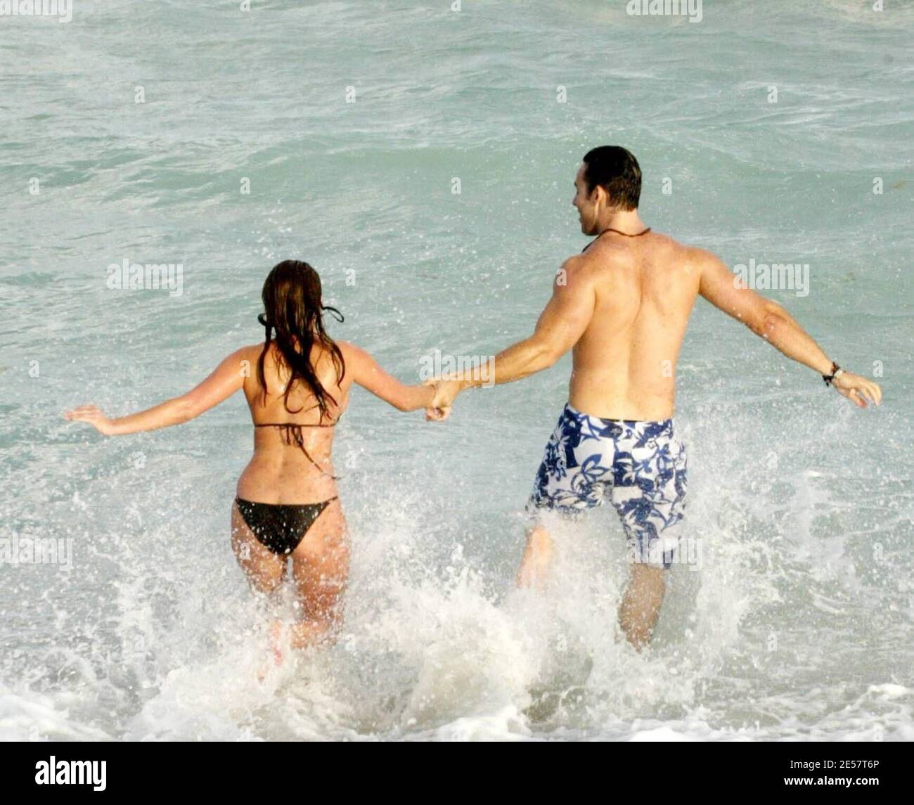 Geraldine Bazan, la star del sapone latino, filma un posto su Miami Beach con una co-star hunky come guarda il suo ragazzo, 1/13/07 [[mab]] Foto Stock