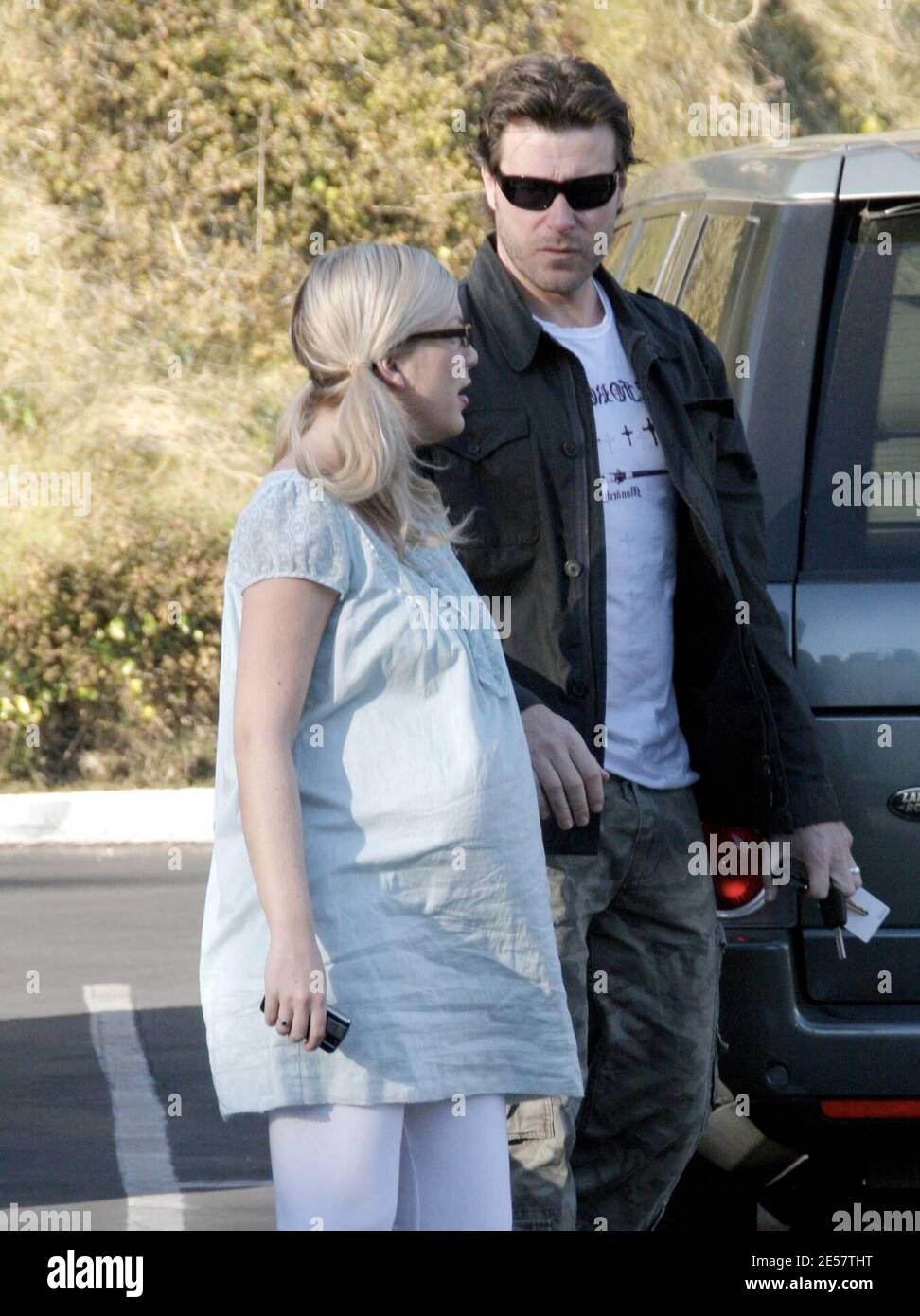 Tori Spelling mostra il suo bambino in un viaggio in un agente letterario a West Hollywood con suo marito Dean McDermott. "Mi sento grande", ha detto Tori. 1/22/07 [[rac ral]] Foto Stock