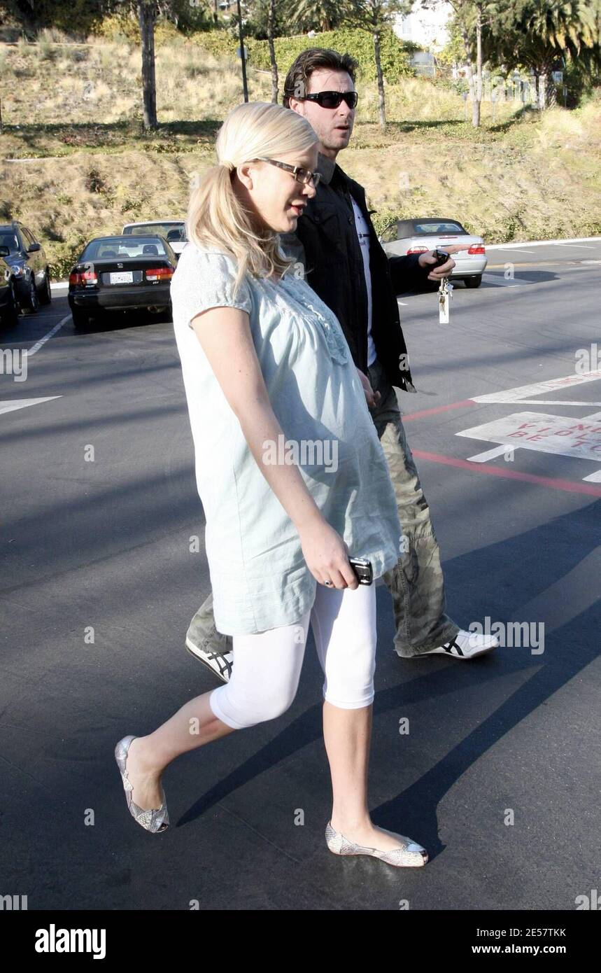 Tori Spelling mostra il suo bambino in un viaggio in un agente letterario a West Hollywood con suo marito Dean McDermott. "Mi sento grande", ha detto Tori. 1/22/07 [[rac ral]] Foto Stock