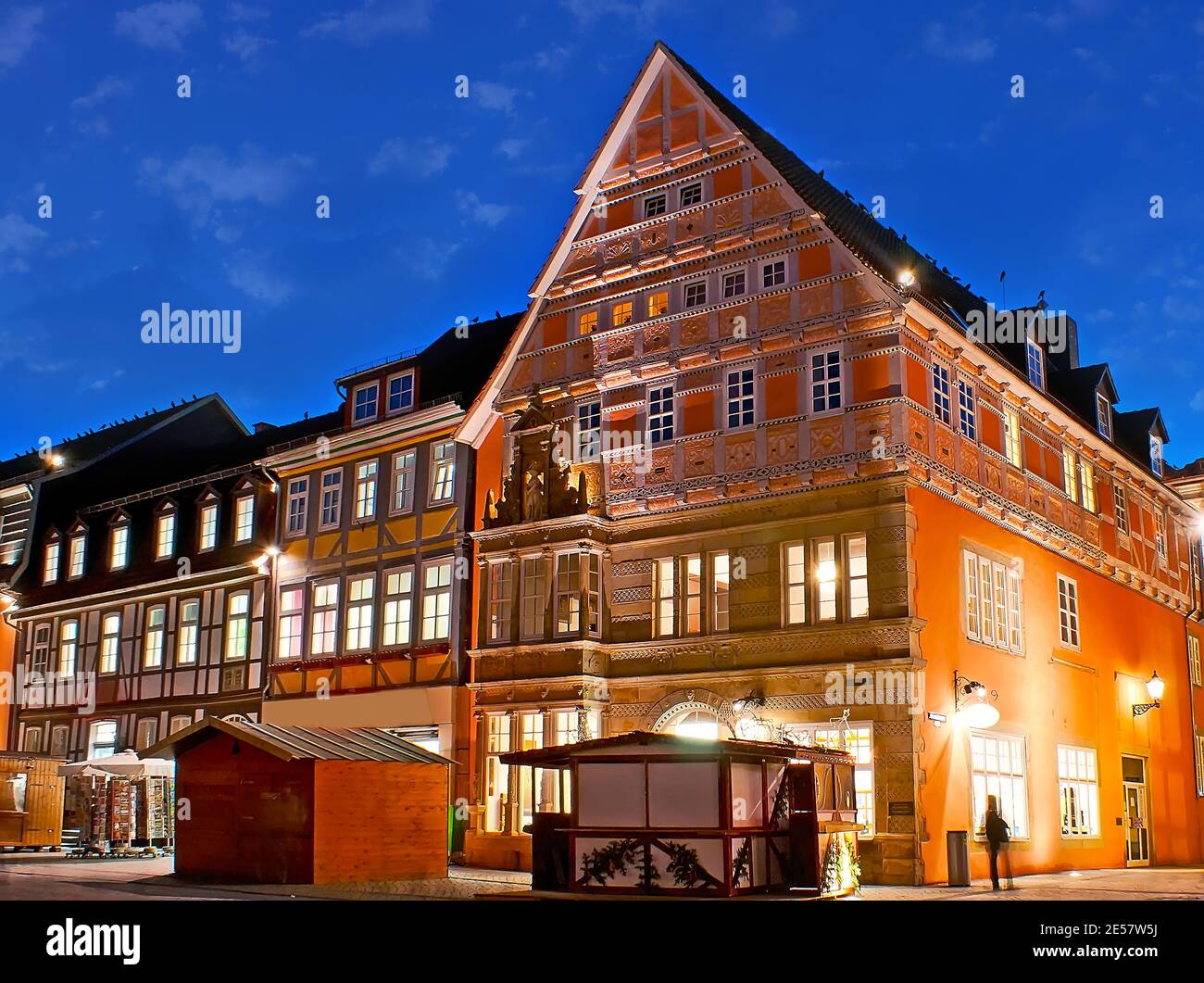 Il pittoresco palazzo medievale nel centro della città di Hamelin con decorazioni scolpite, via Ritterstrasse, Germania Foto Stock
