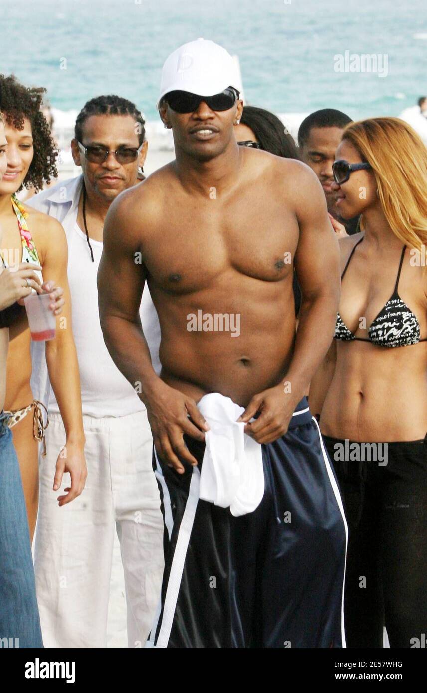 Esclusiva!! L'attore del partito di Oscar Jamie Foxx uccide alla spiaggia con abbondanza di attenzione femminile il giorno dopo il suo concerto esaurito al Bank Atlantic Center a ft Lauderdale, FL, 2/3/07 [[tag ral]] Foto Stock