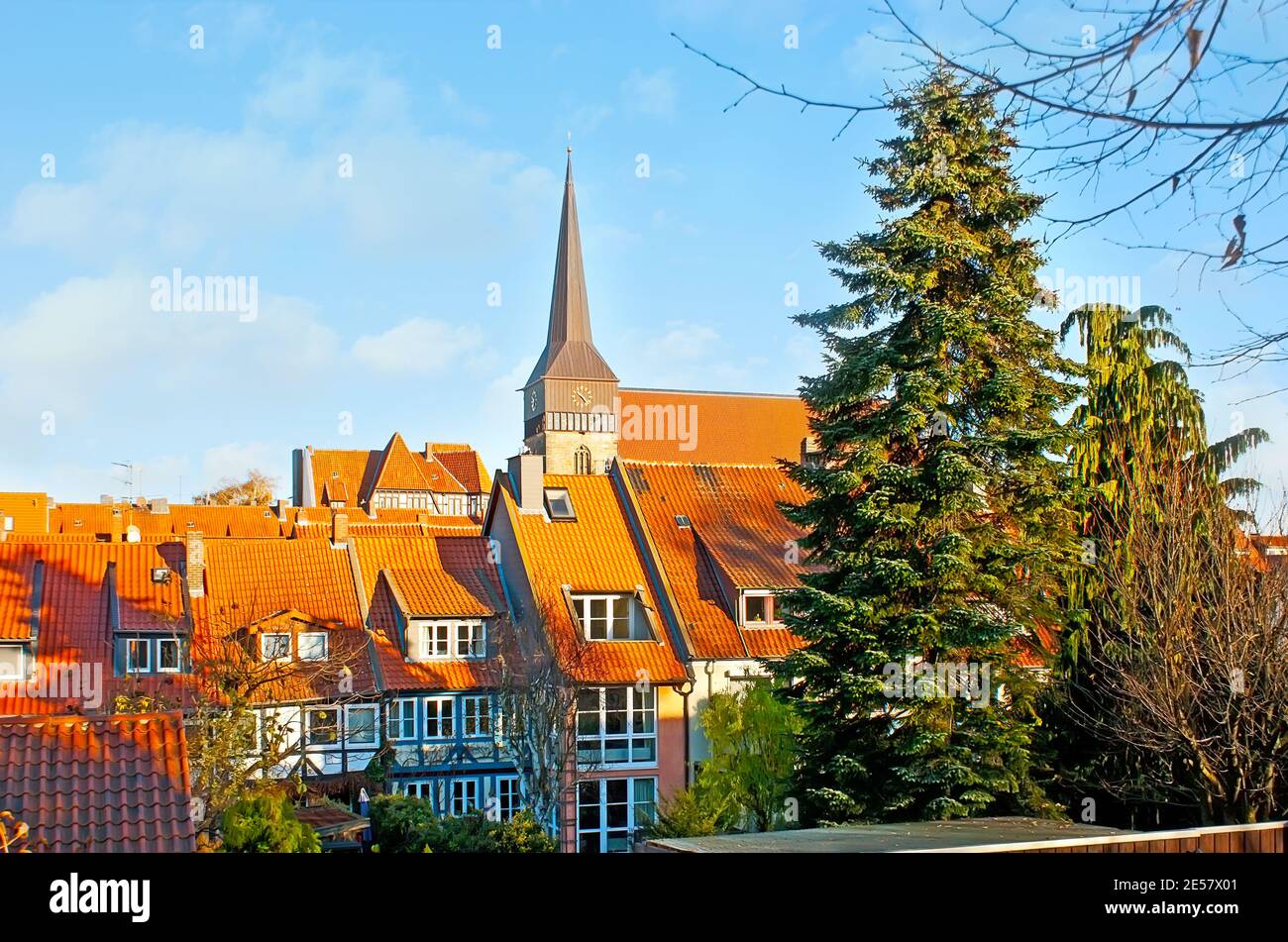 Passeggia per Kehrwiederwall e osserva i tetti in tegole rosse delle case a graticcio e l'alta guglia della chiesa di San Lambert, che domina lo skyline di Hildesheim, Foto Stock