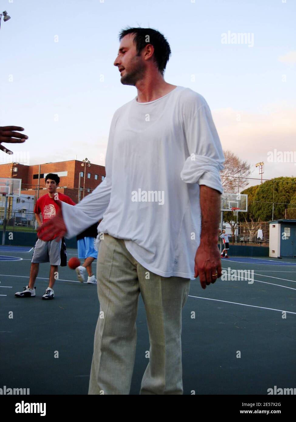 Esclusiva!! David Arquette gioca a basket in un campo vicino a Robertson Blvd, LA, CA, 2/12/07 [[mar]] Foto Stock