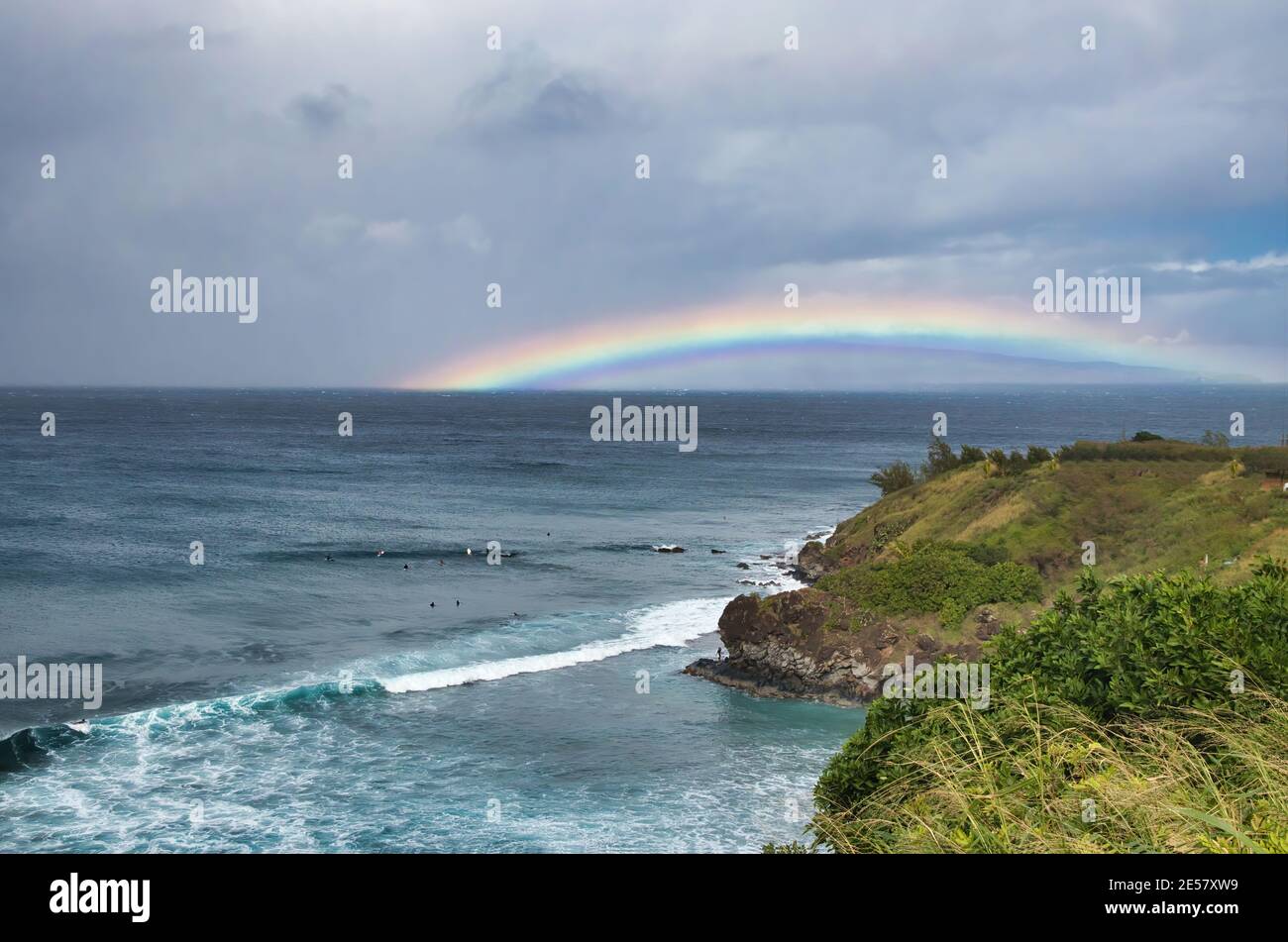 Arcobaleno sull'oceano a Honolua Bay a Maui. Foto Stock
