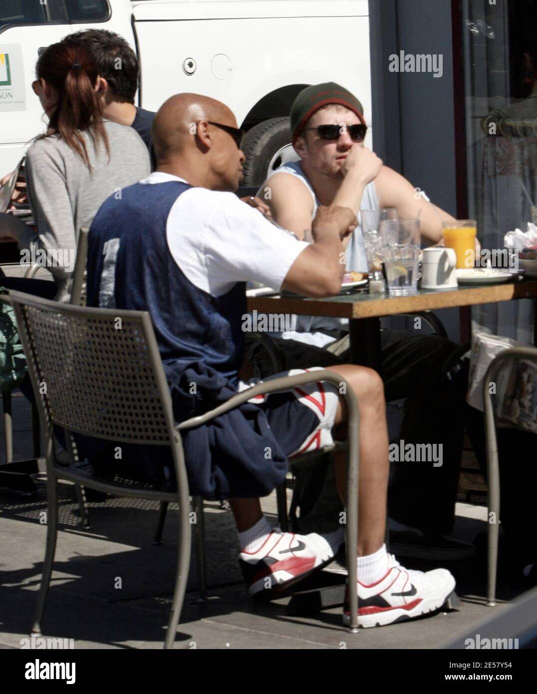 Ryan Phillippe e alcuni amici pranzano a la Conversation, West Hollywood, California. 1/07 [[rac]] Foto Stock