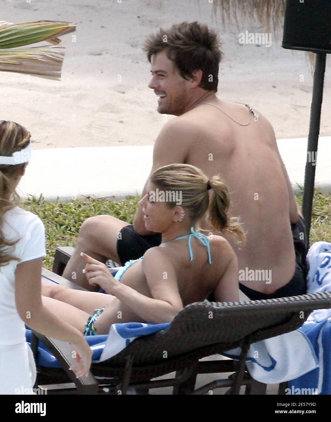 Esclusiva!! Fergie e il suo fidanzato Josh Duhamel si rilassano a bordo piscina nel loro hotel di lusso in Messico. La coppia sorride tutti mentre si rilassavano al sole e guardavano l'oceano. A un certo punto Duhamel sembrava esprimere grande ammirazione delle natiche di Fergie.3/6/07 [[rac]] Foto Stock